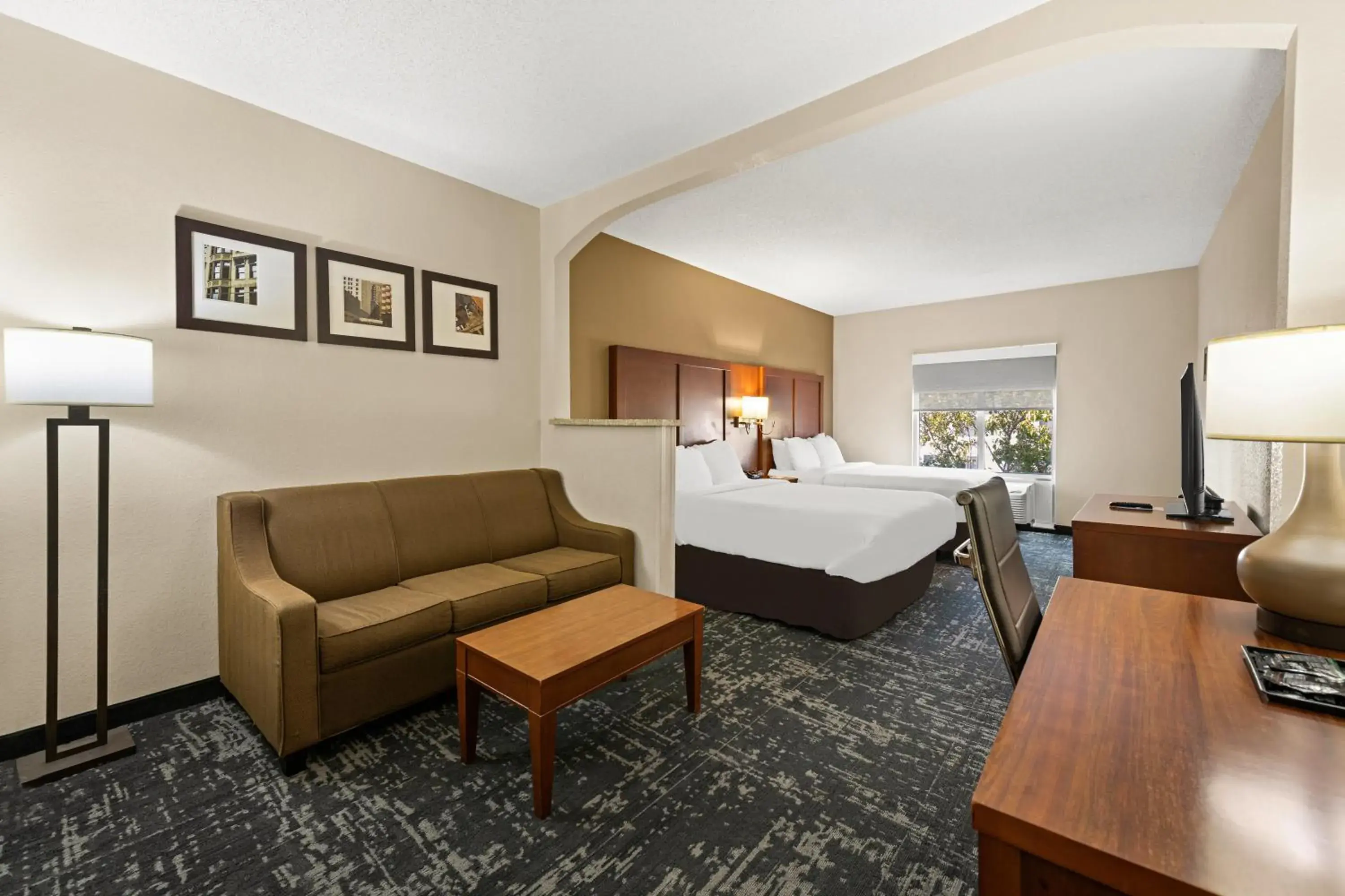 Coffee/tea facilities, Bed in Comfort Suites Kansas City-Liberty Coffee/tea facilities, Bed in Comfort Suites Kansas City-Liberty