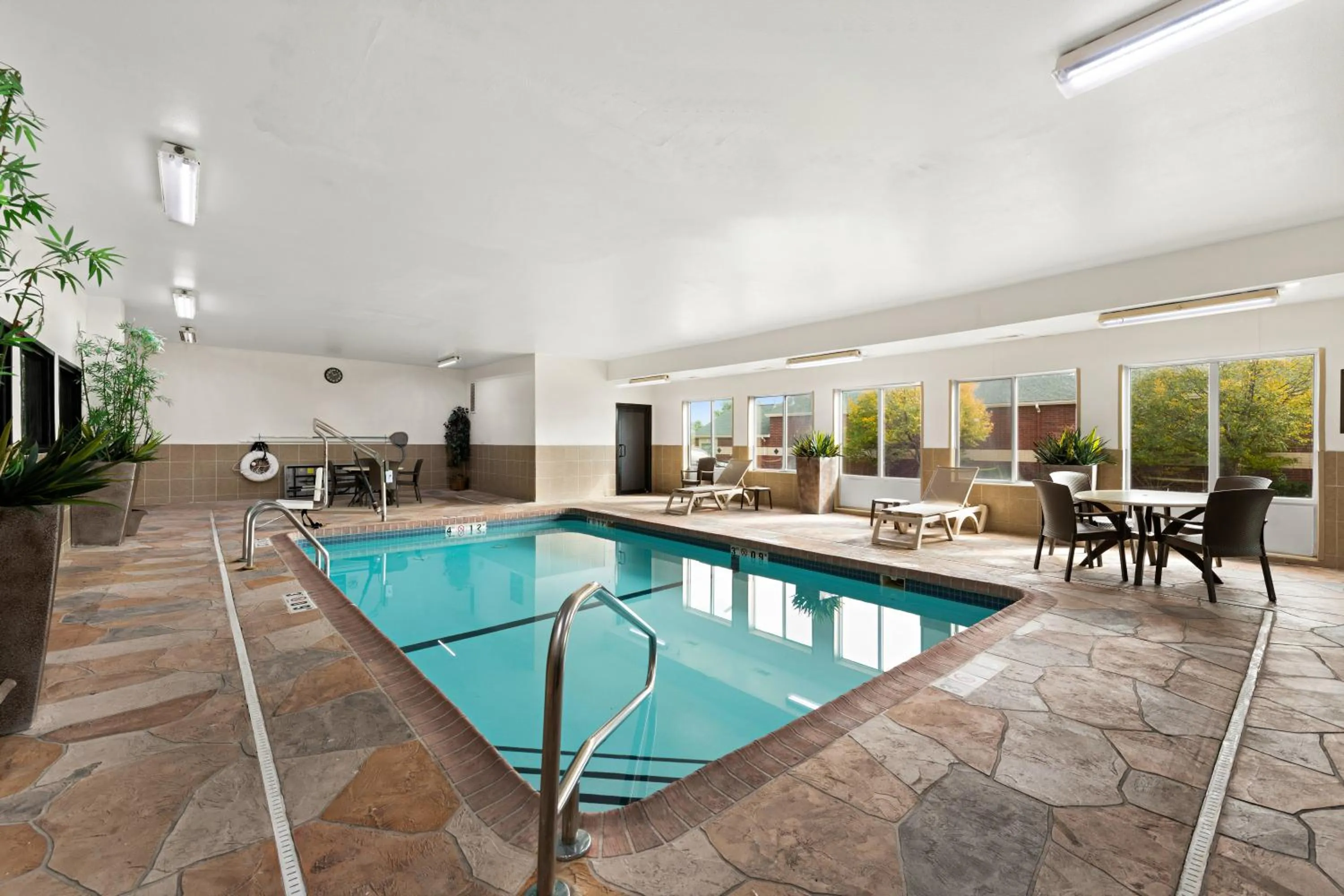 Swimming pool in Comfort Suites Kansas City-Liberty