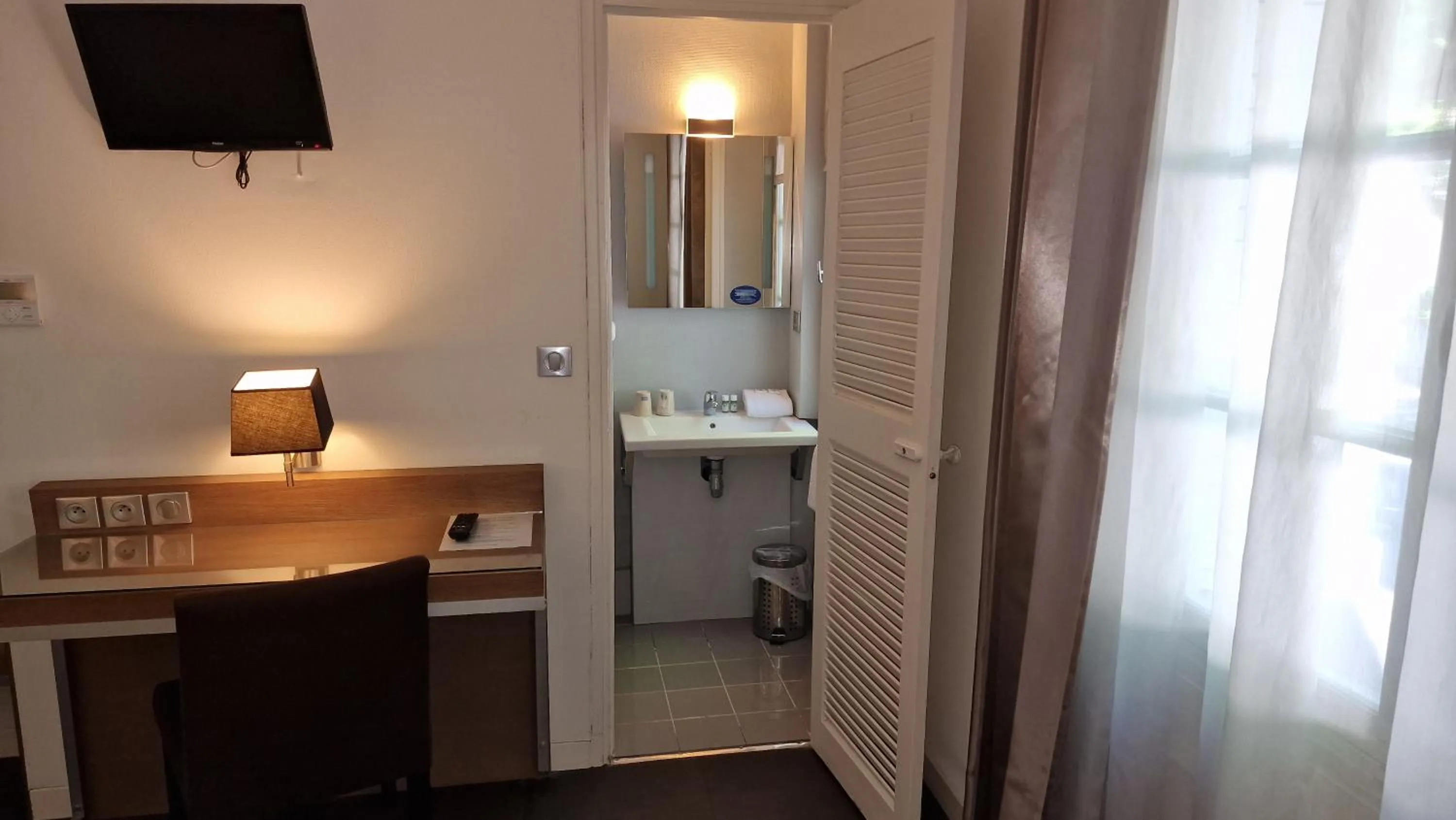 Bathroom in Hotel Restaurant du Centre et du Lauragais