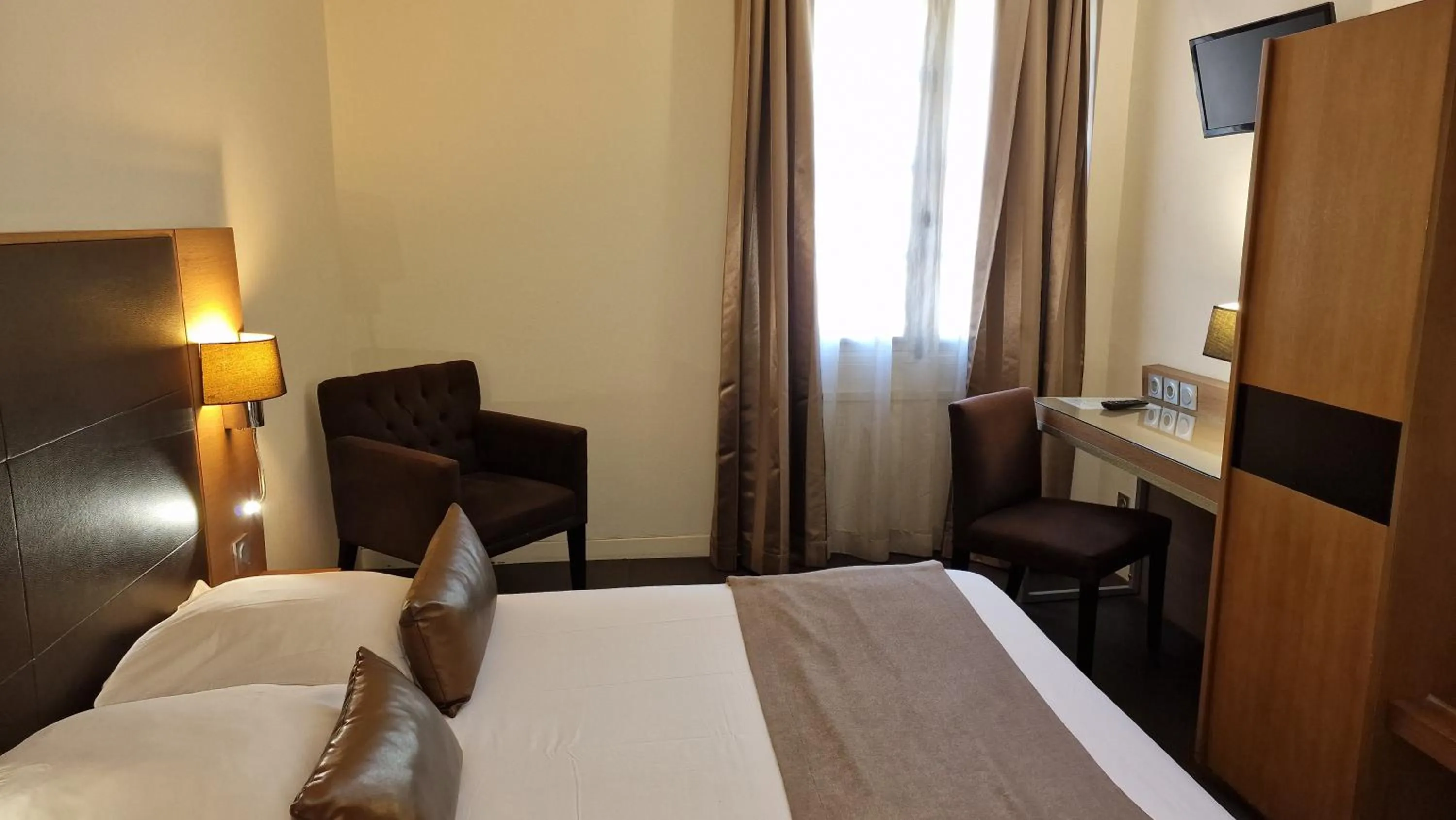 Photo of the whole room, Bed in Hotel Restaurant du Centre et du Lauragais