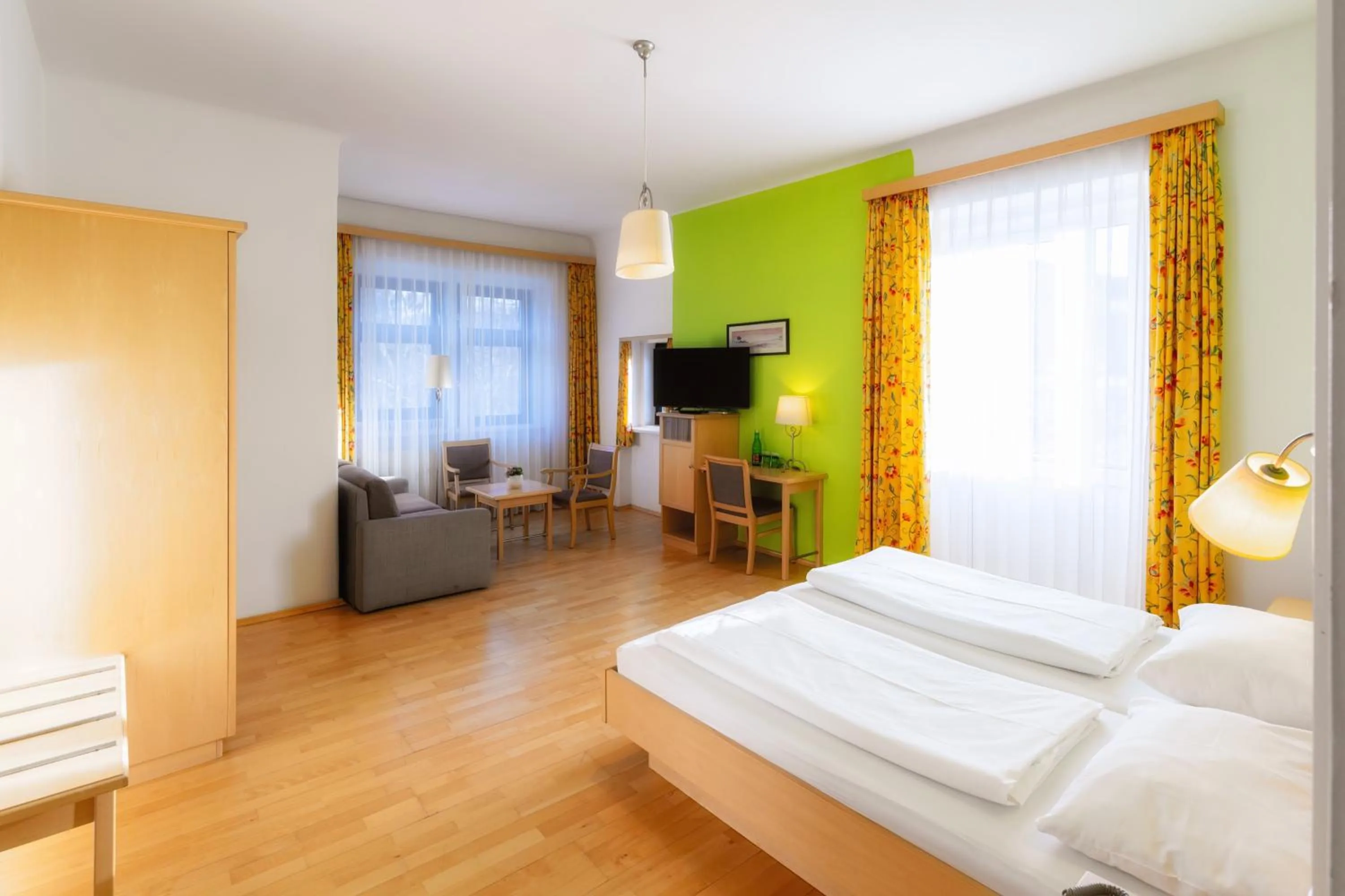 Photo of the whole room, Bed in Belvedere