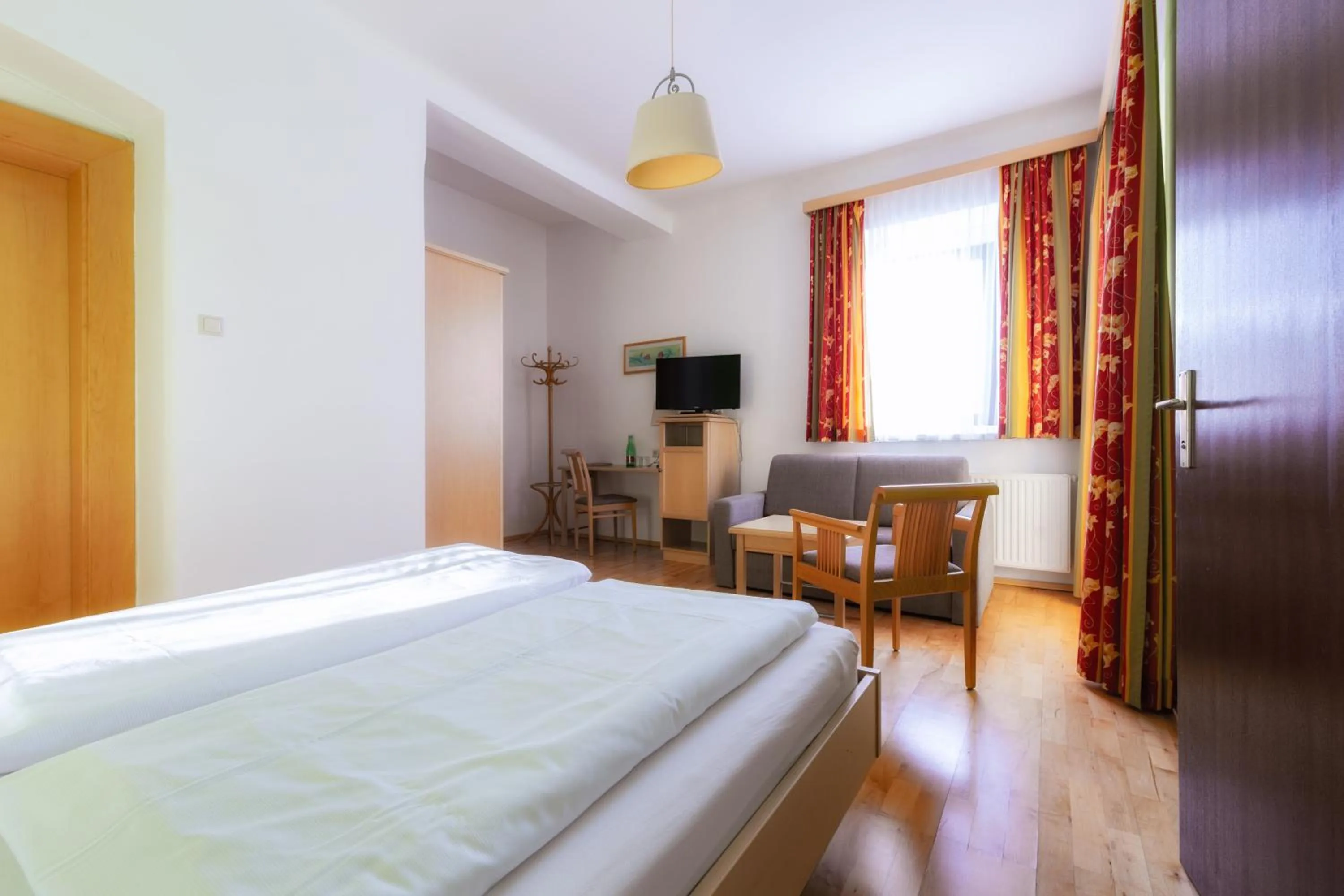 Photo of the whole room, Bed in Belvedere