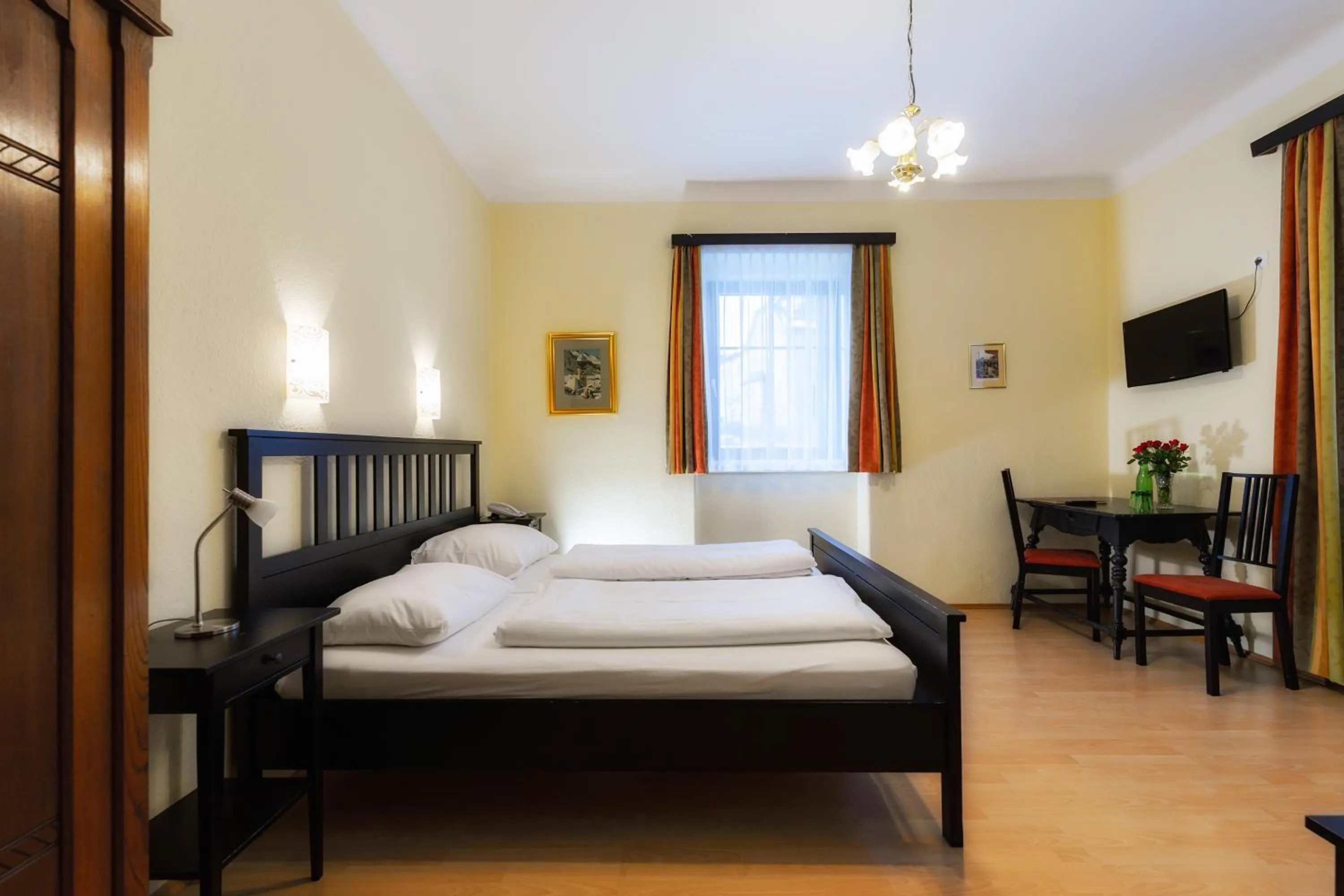 Photo of the whole room, Bed in Belvedere