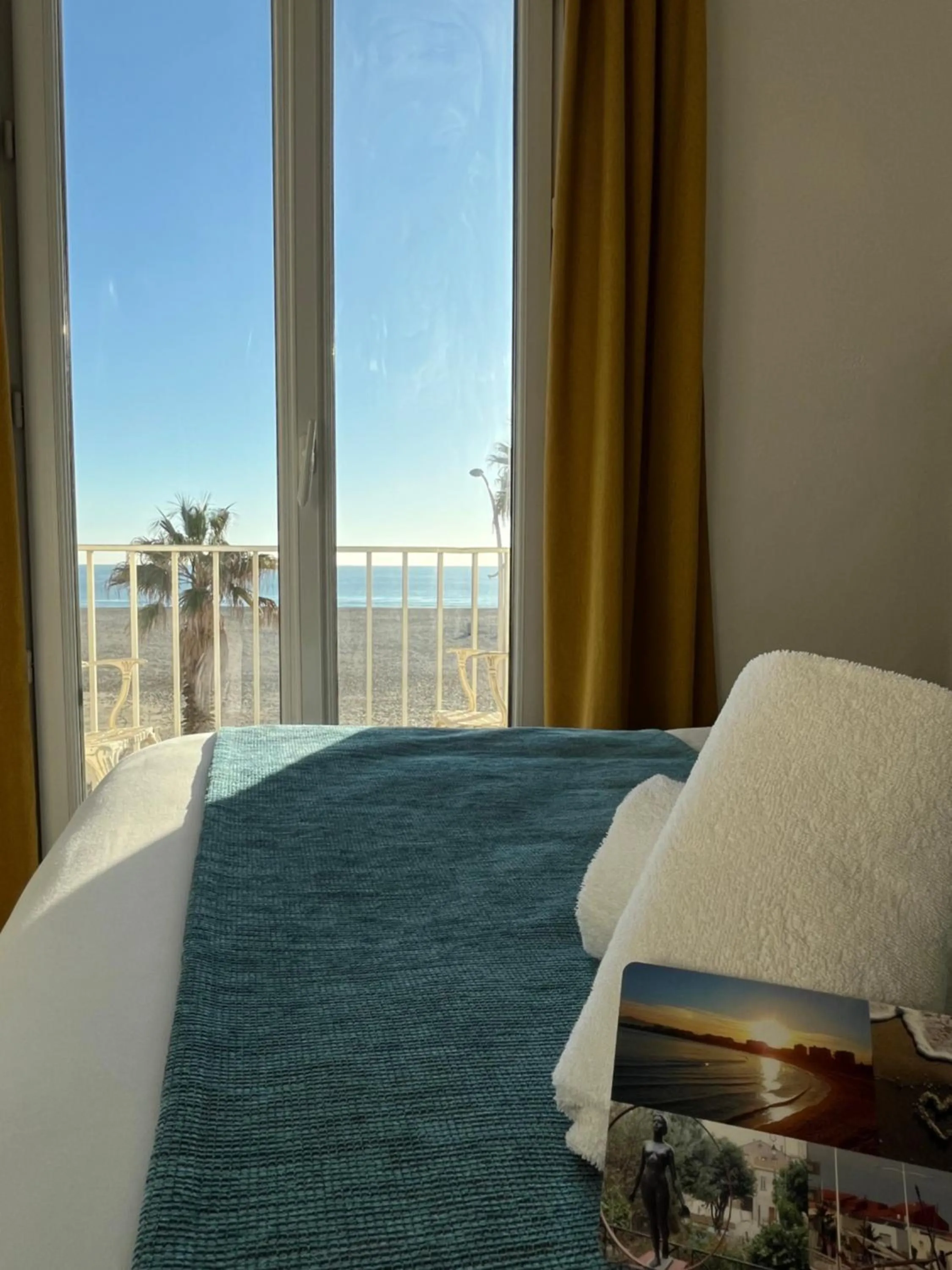 Bed in Hotel Saint Georges, Face à la mer