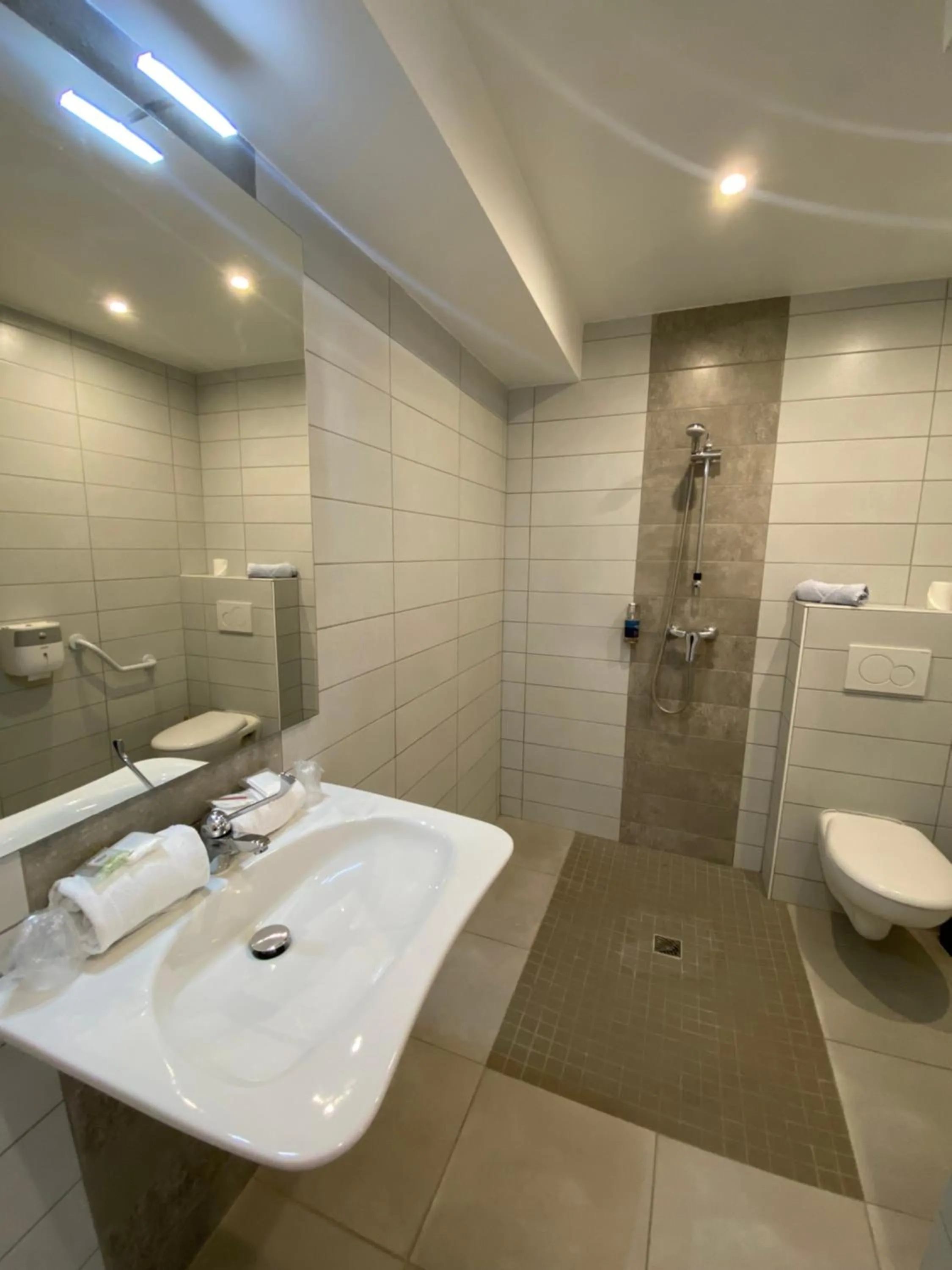 Shower in Hotel Saint Georges, Face à la mer