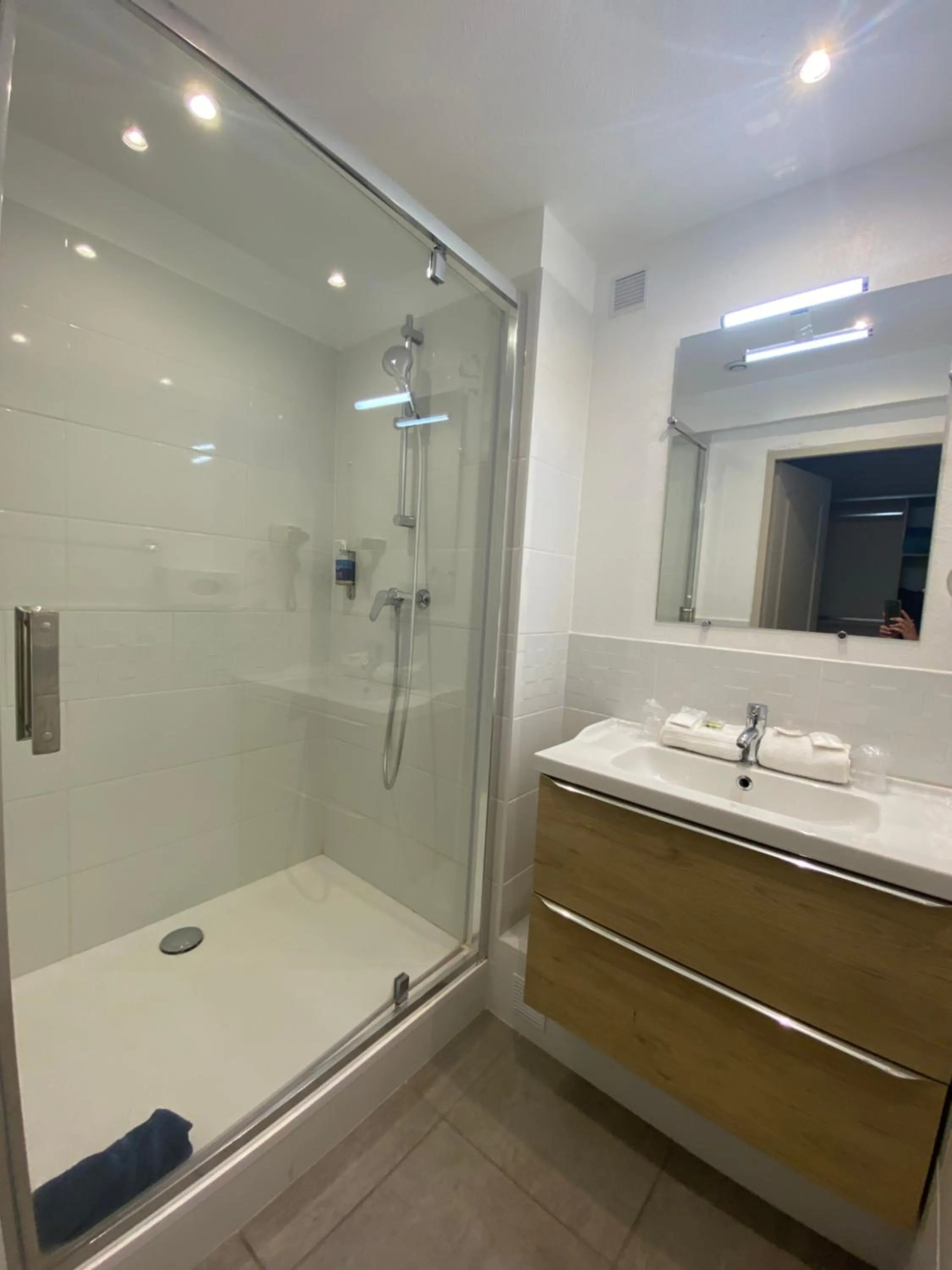 Shower in Hotel Saint Georges, Face à la mer