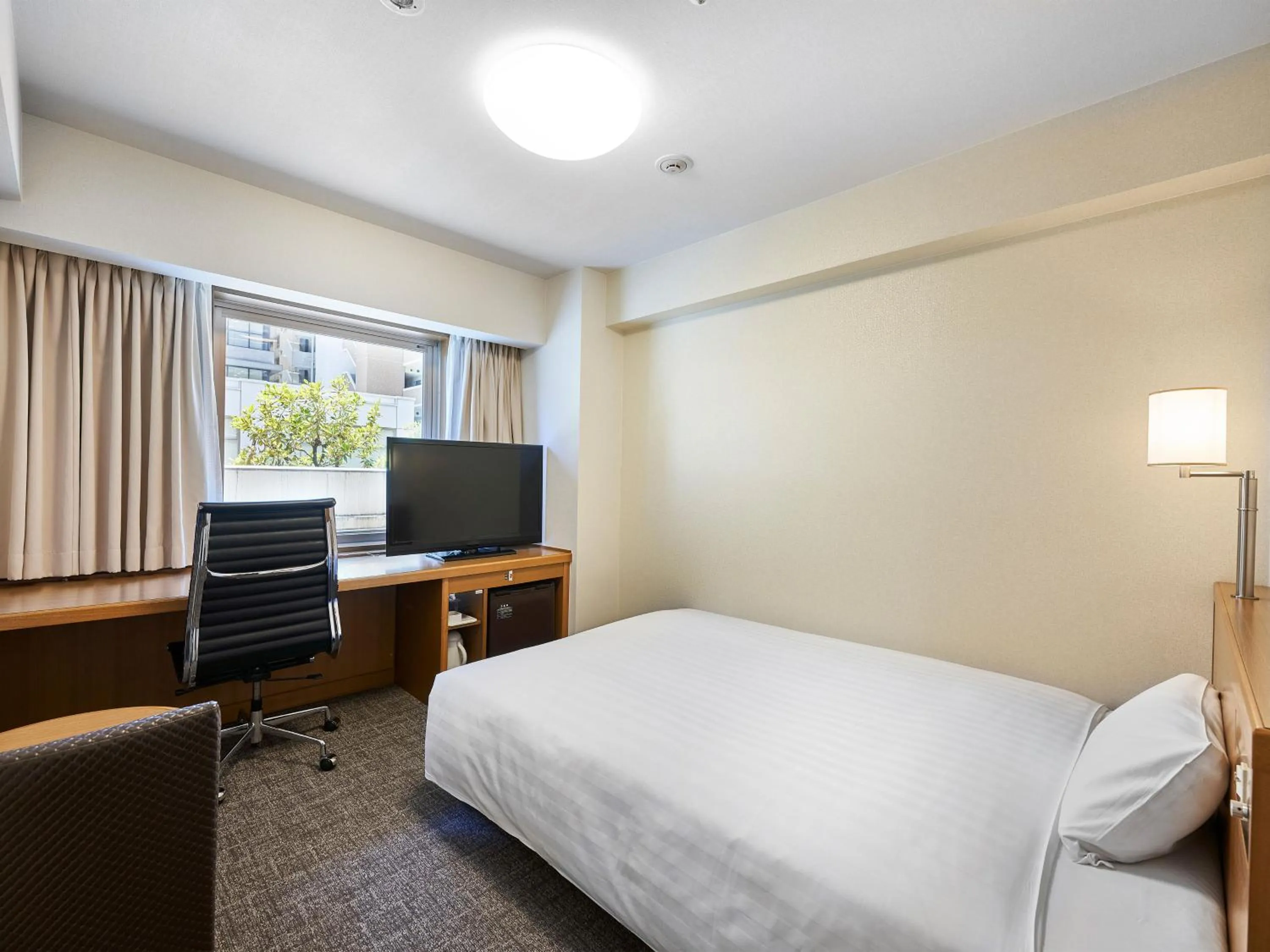 Bed in Daiwa Roynet Hotel Kobe Sannomiya