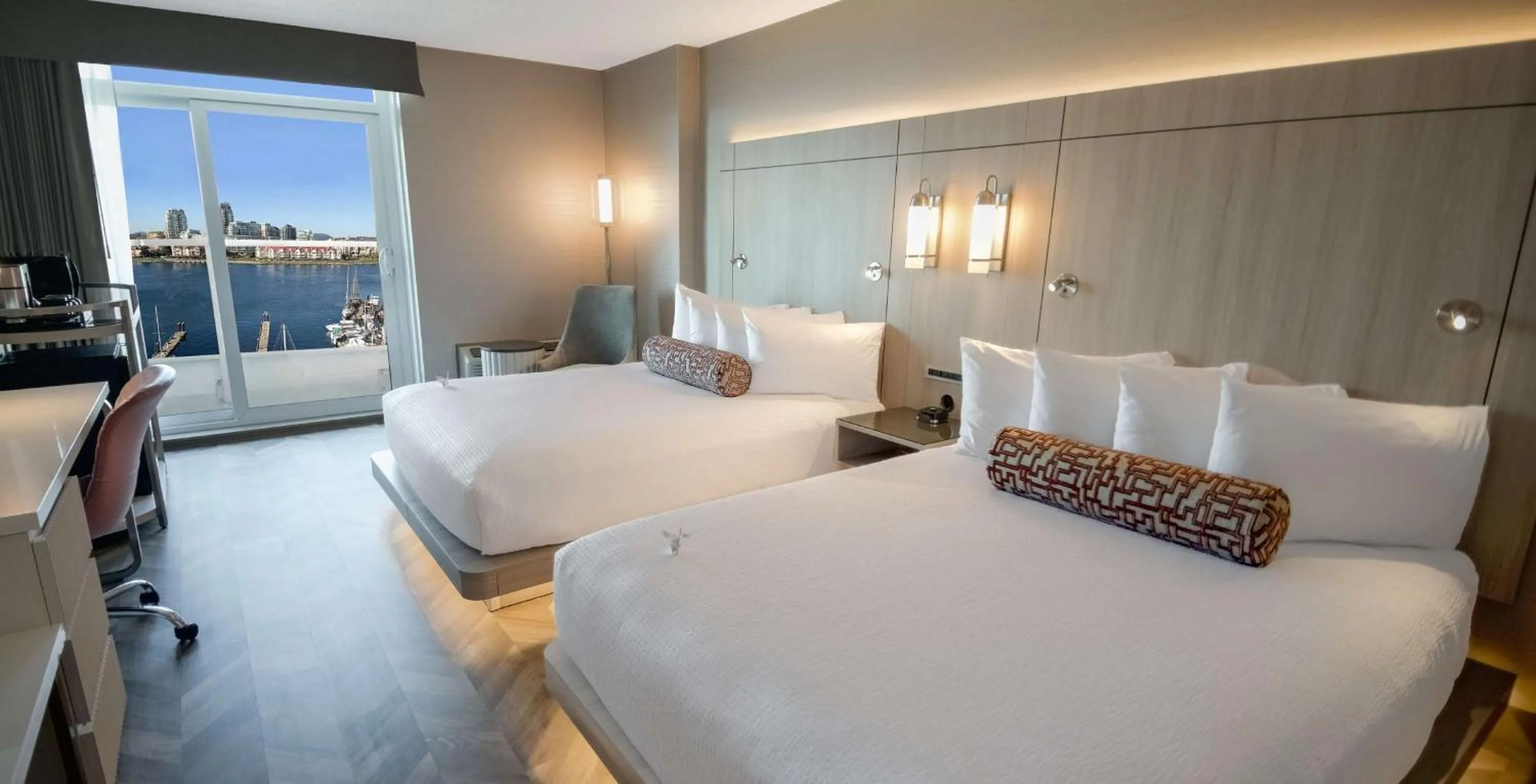 Bedroom, Bed in Coast Victoria Hotel & Marina by APA