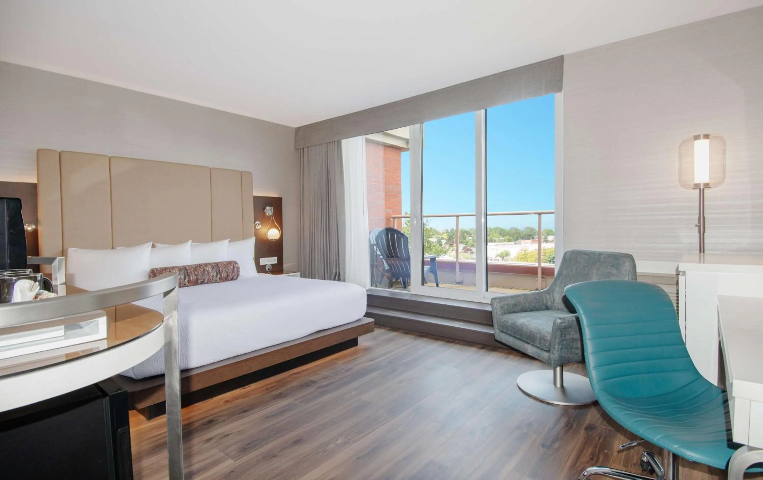 Bedroom, Bed in Coast Victoria Hotel & Marina by APA