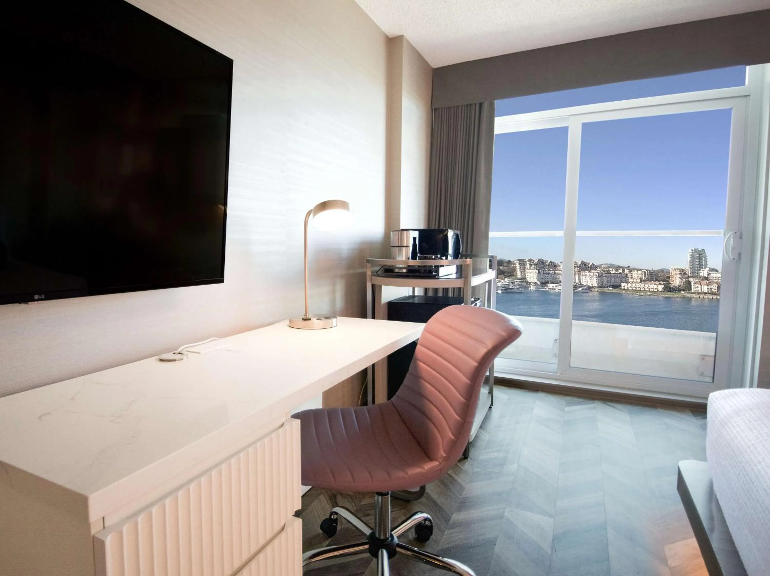 Bedroom in Coast Victoria Hotel & Marina by APA