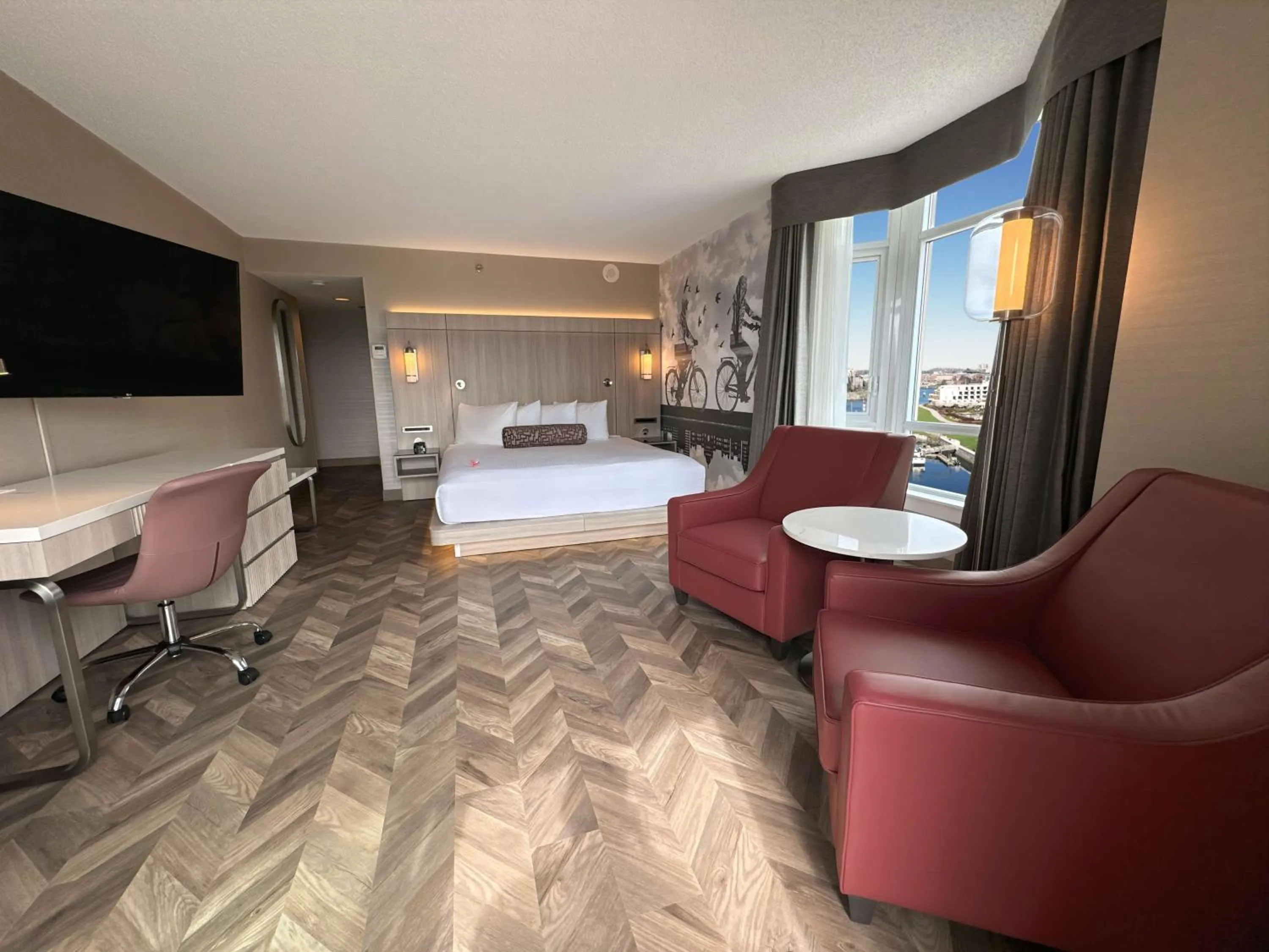 Bedroom, Bed in Coast Victoria Hotel & Marina by APA