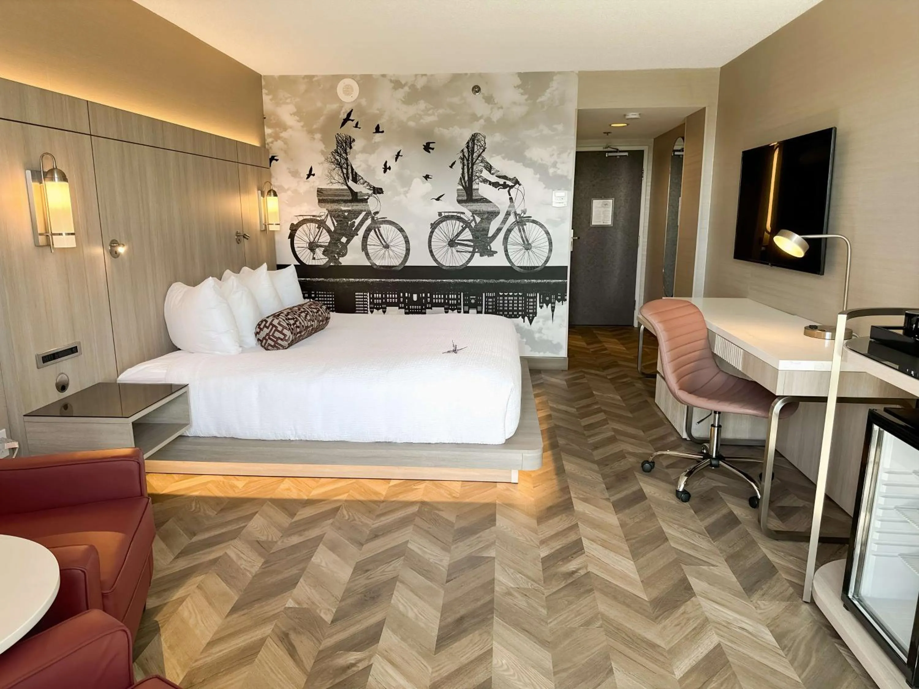 Bedroom, Bed in Coast Victoria Hotel & Marina by APA