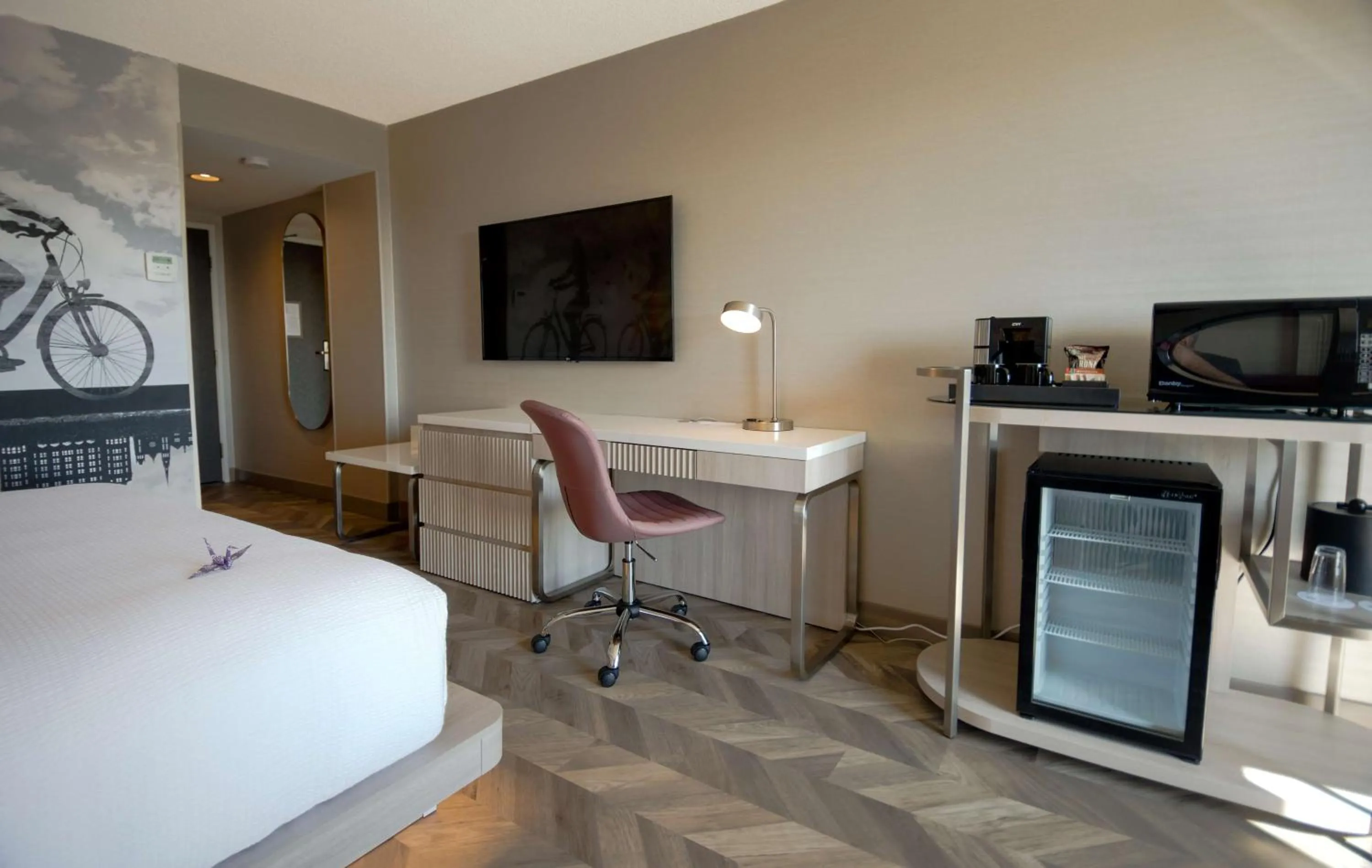 Bedroom, Bed in Coast Victoria Hotel & Marina by APA