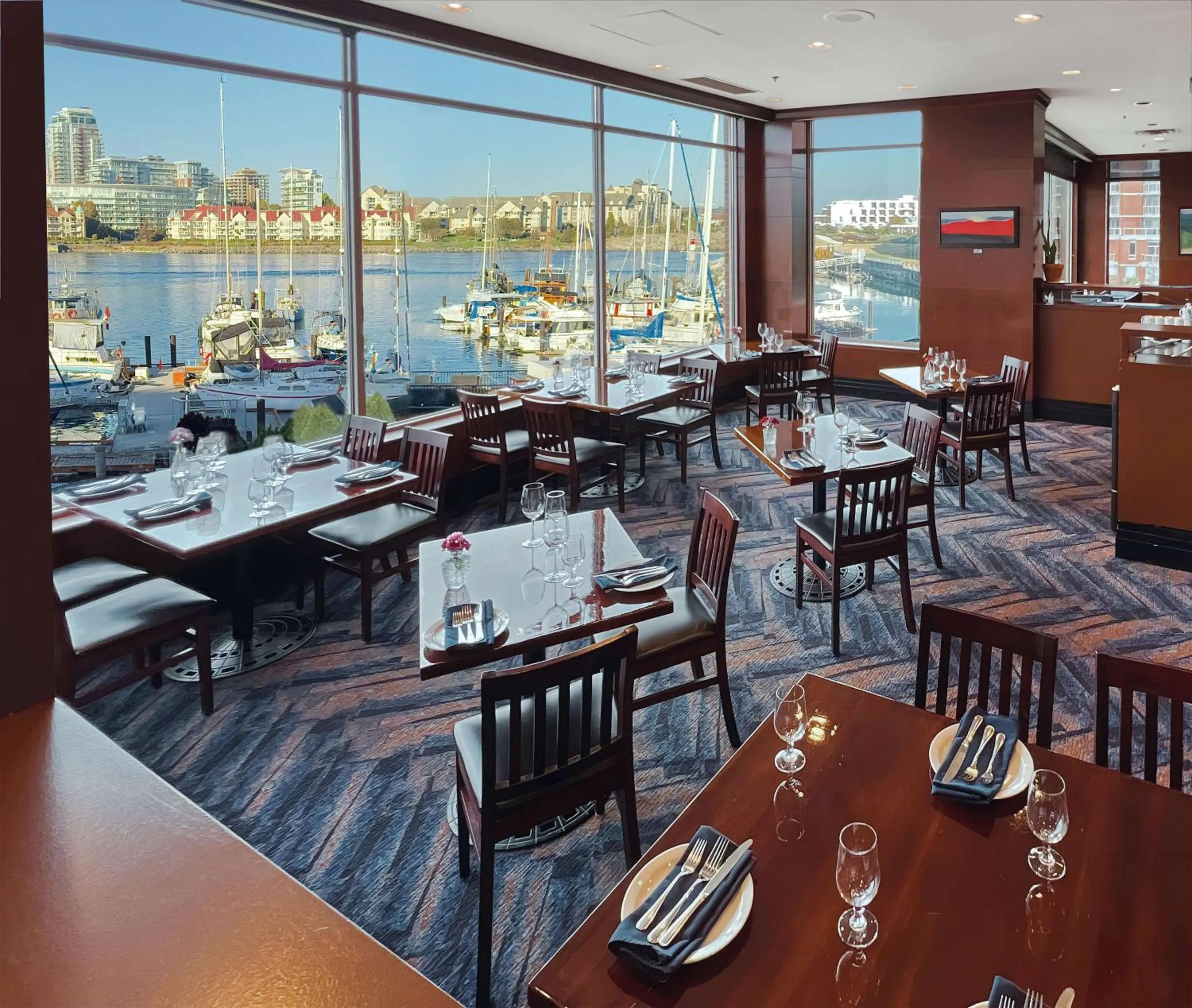 Restaurant/places to eat in Coast Victoria Hotel & Marina by APA
