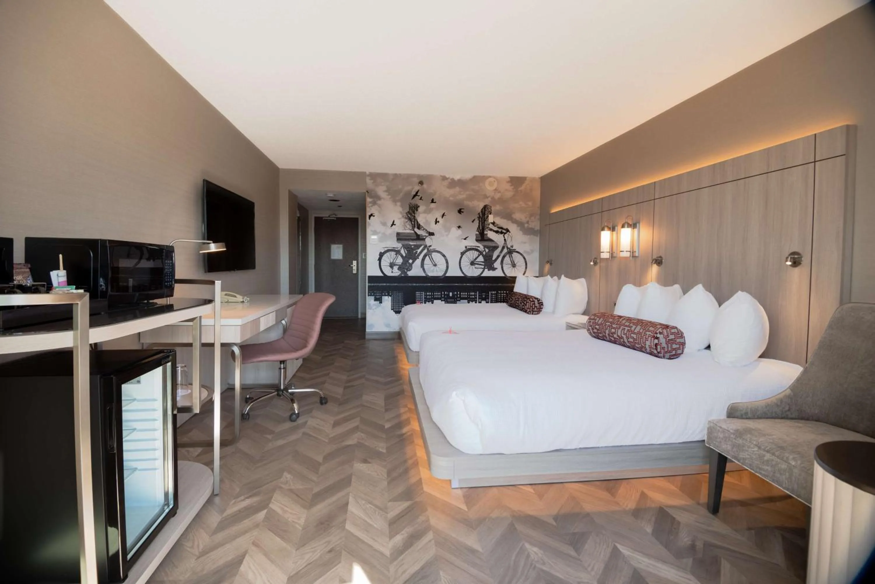 Bedroom, Bed in Coast Victoria Hotel & Marina by APA