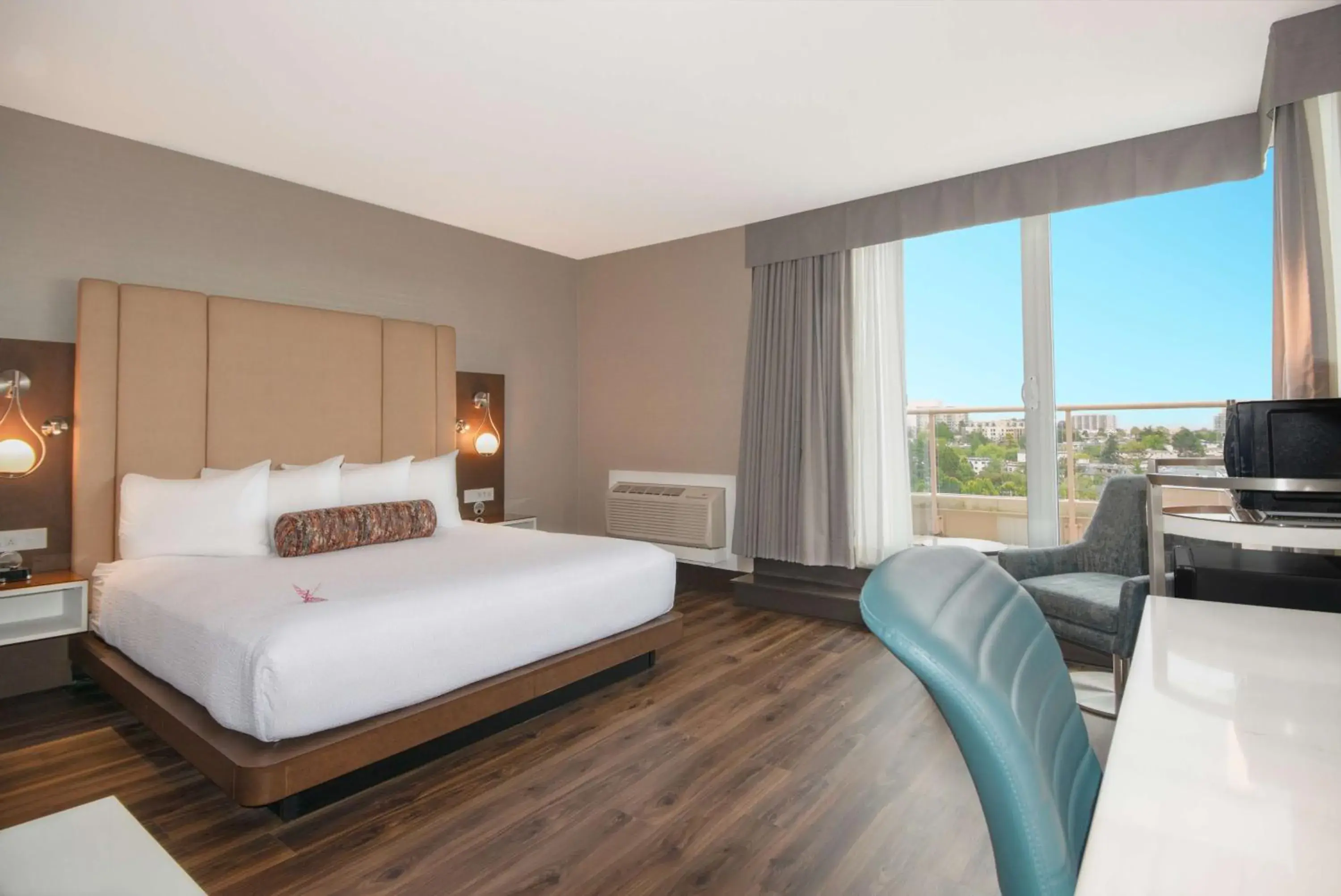 Superior King Room in Coast Victoria Hotel & Marina by APA Superior King Room in Coast Victoria Hotel & Marina by APA