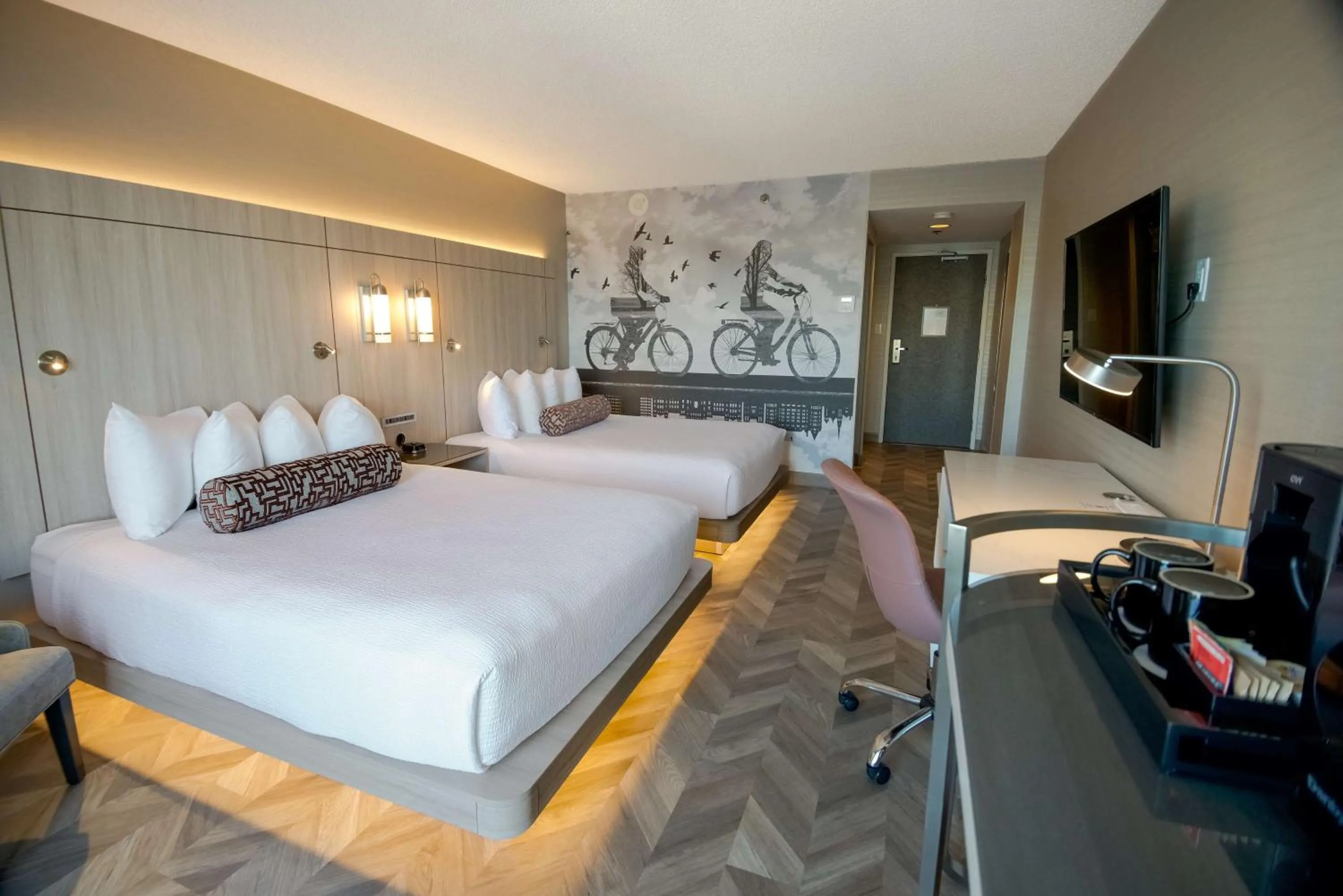 Bedroom, Bed in Coast Victoria Hotel & Marina by APA