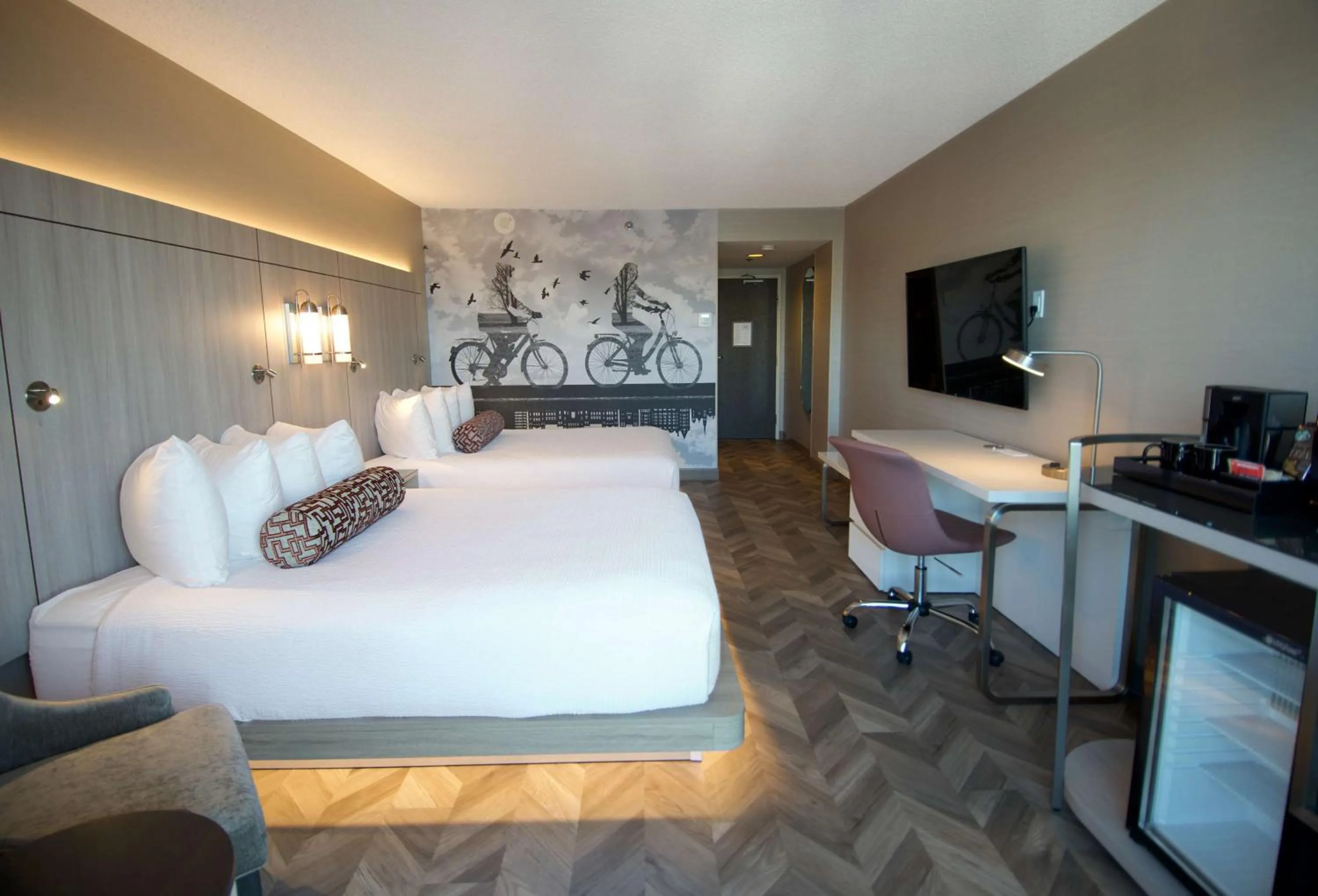 Bedroom, Bed in Coast Victoria Hotel & Marina by APA