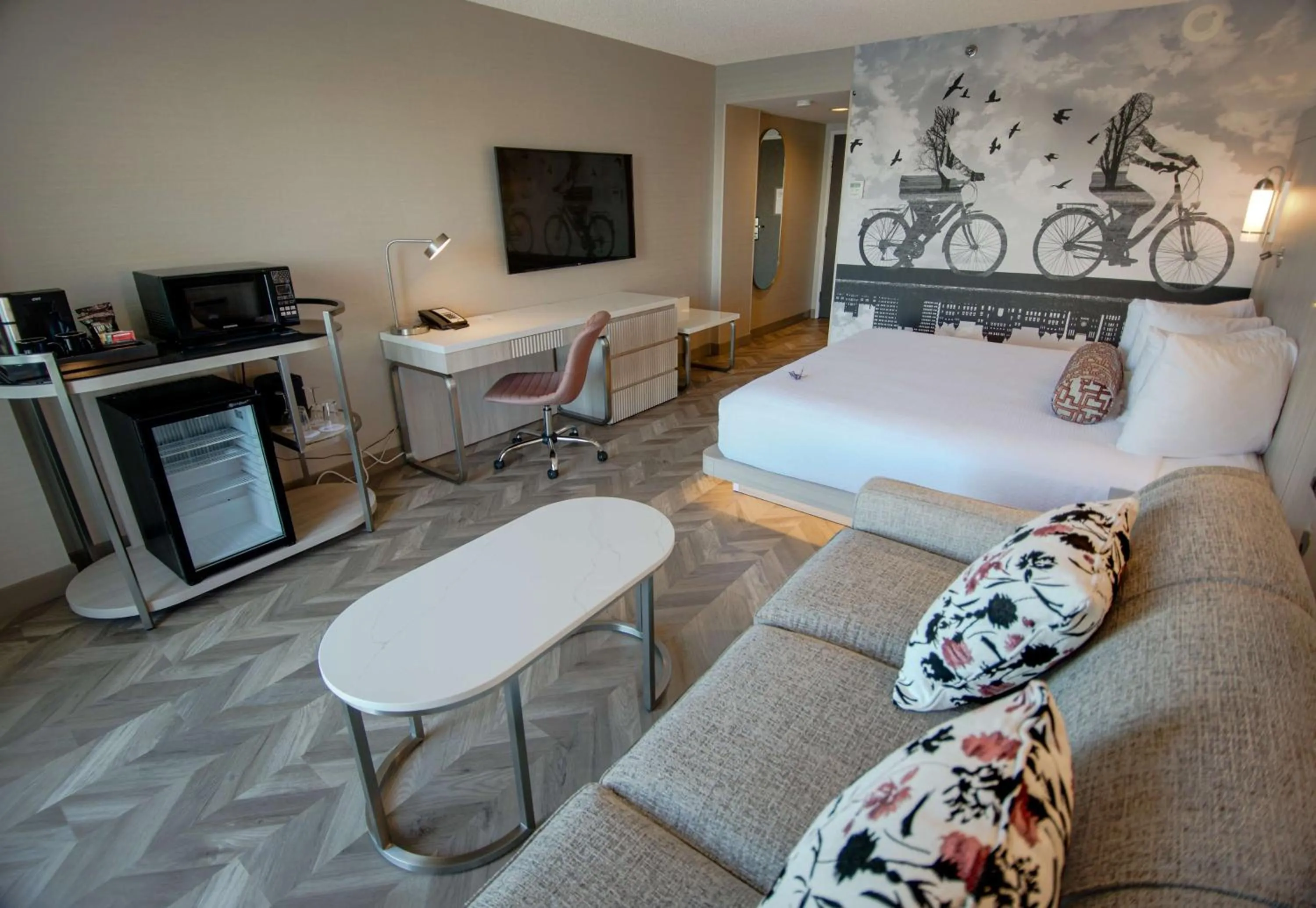 Bedroom, Bed in Coast Victoria Hotel & Marina by APA