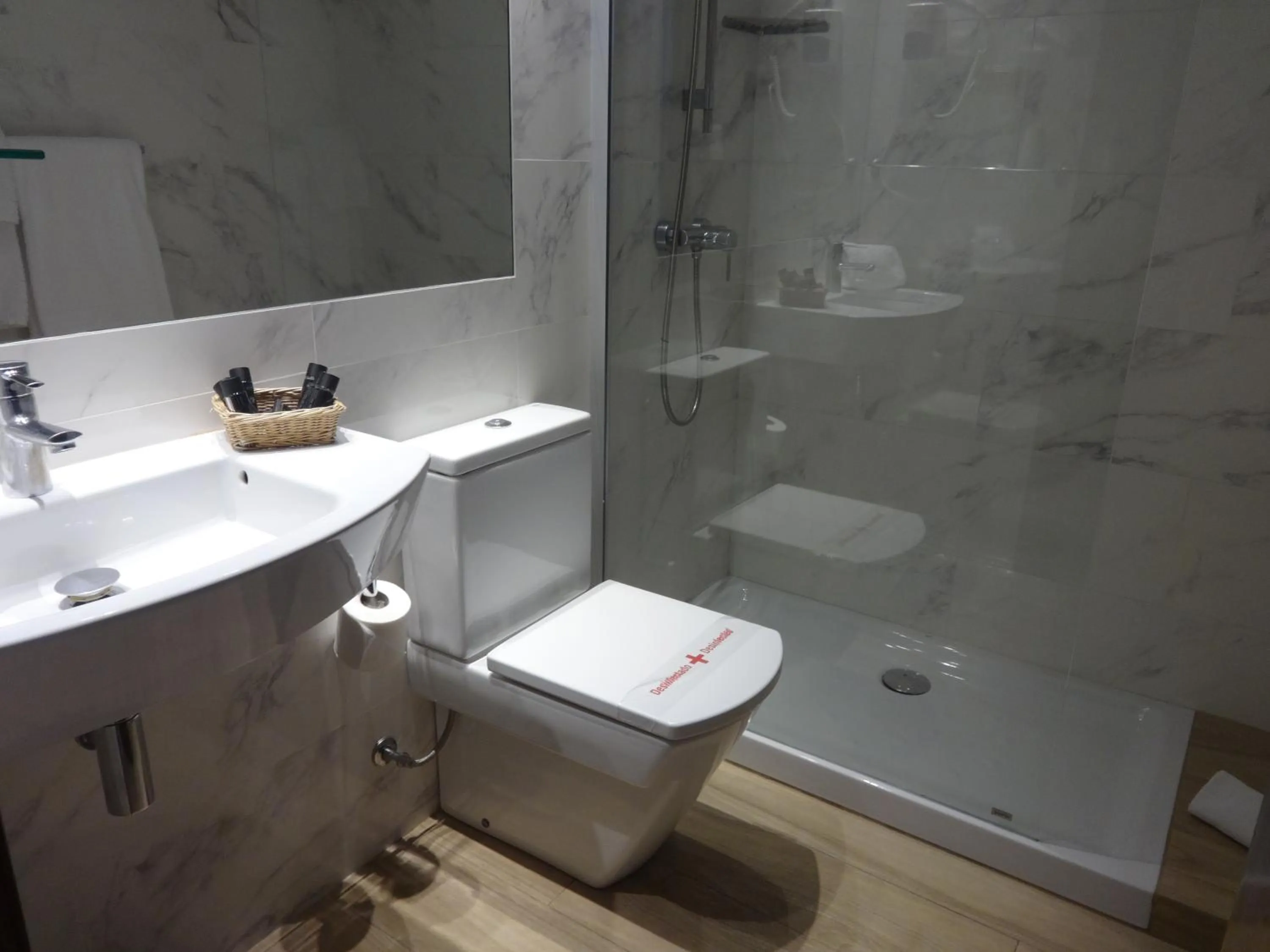 Shower in Hotel Lloret Ramblas