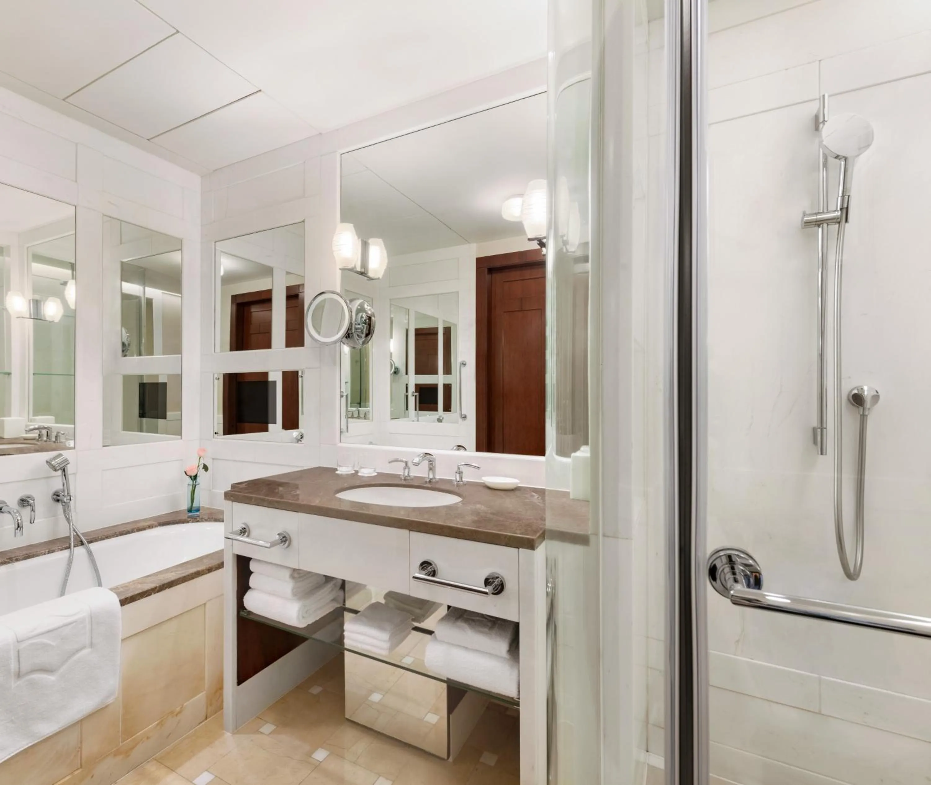 Shower in Futian Shangri-La, Shenzhen,Near to Shenzhen Convention&Exhibition Centre, Futian Railway Station