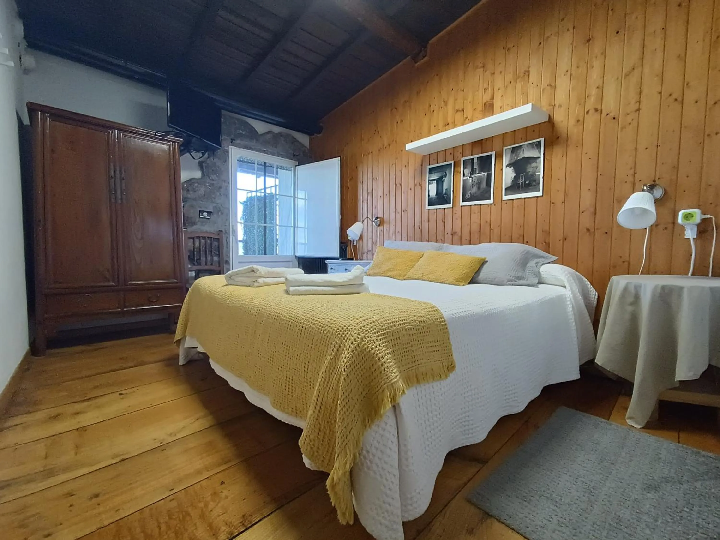 Double Room with Balcony in Casa dos Muros turismo rural y actividades en la Ribeira Sacra