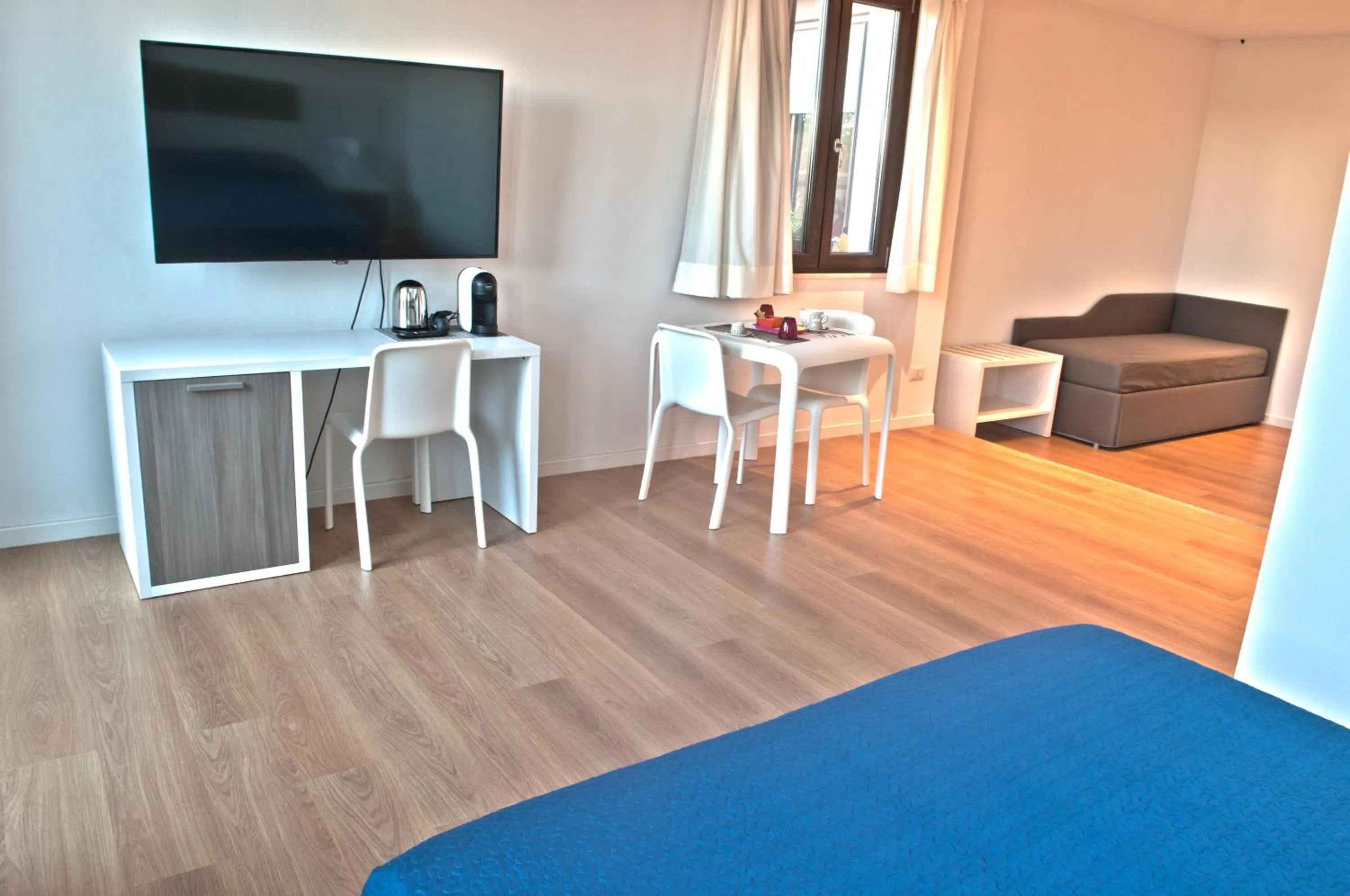 Coffee/tea facilities, Bed in Four Rooms Guesthouse