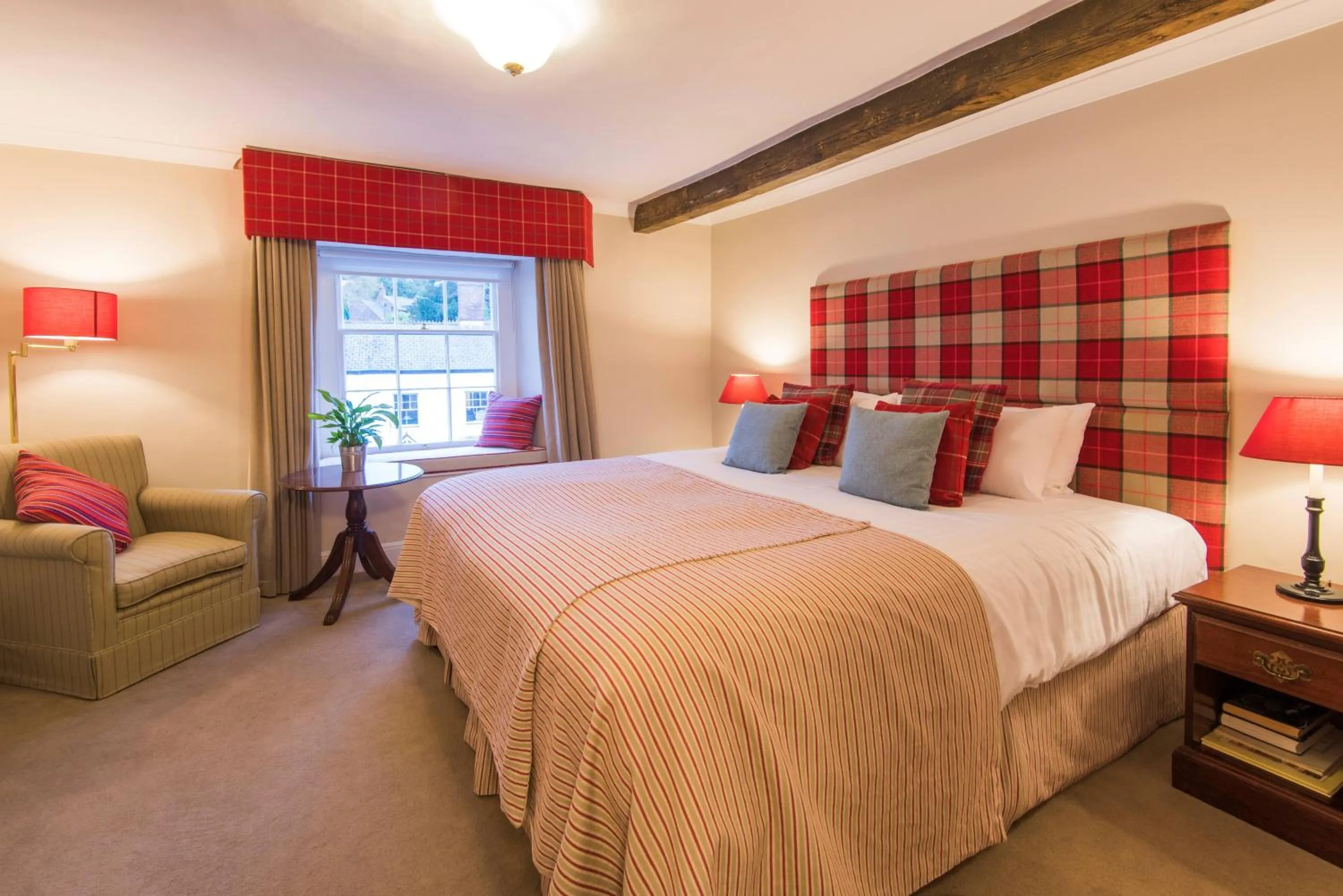 Photo of the whole room, Bed in Luttrell Arms