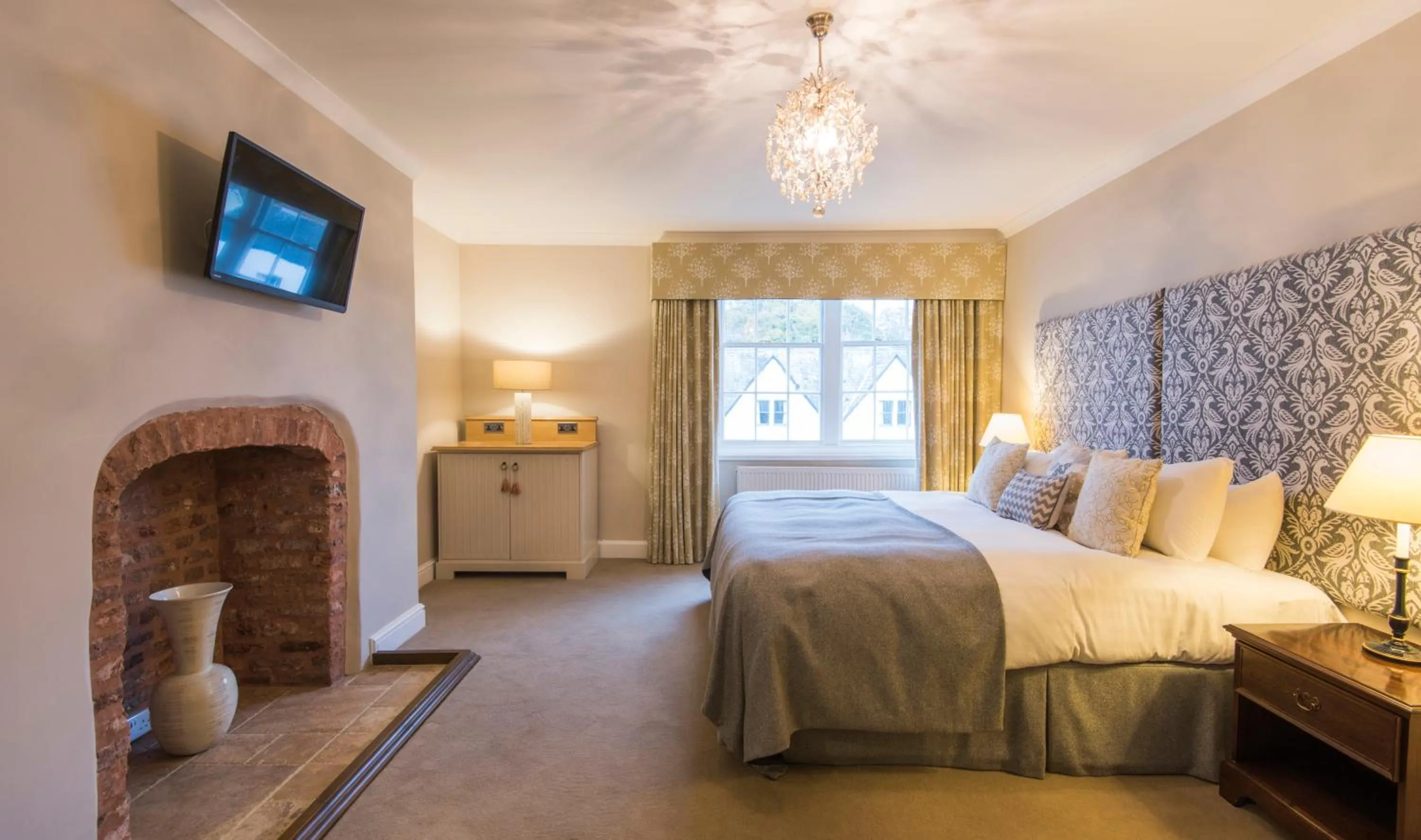 Bedroom, Bed in Luttrell Arms