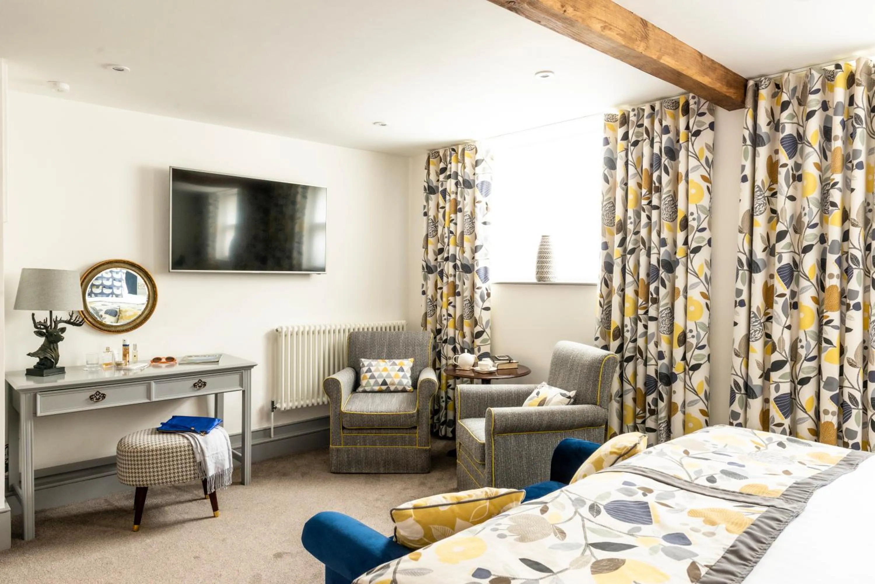 Bedroom, Bed in Luttrell Arms