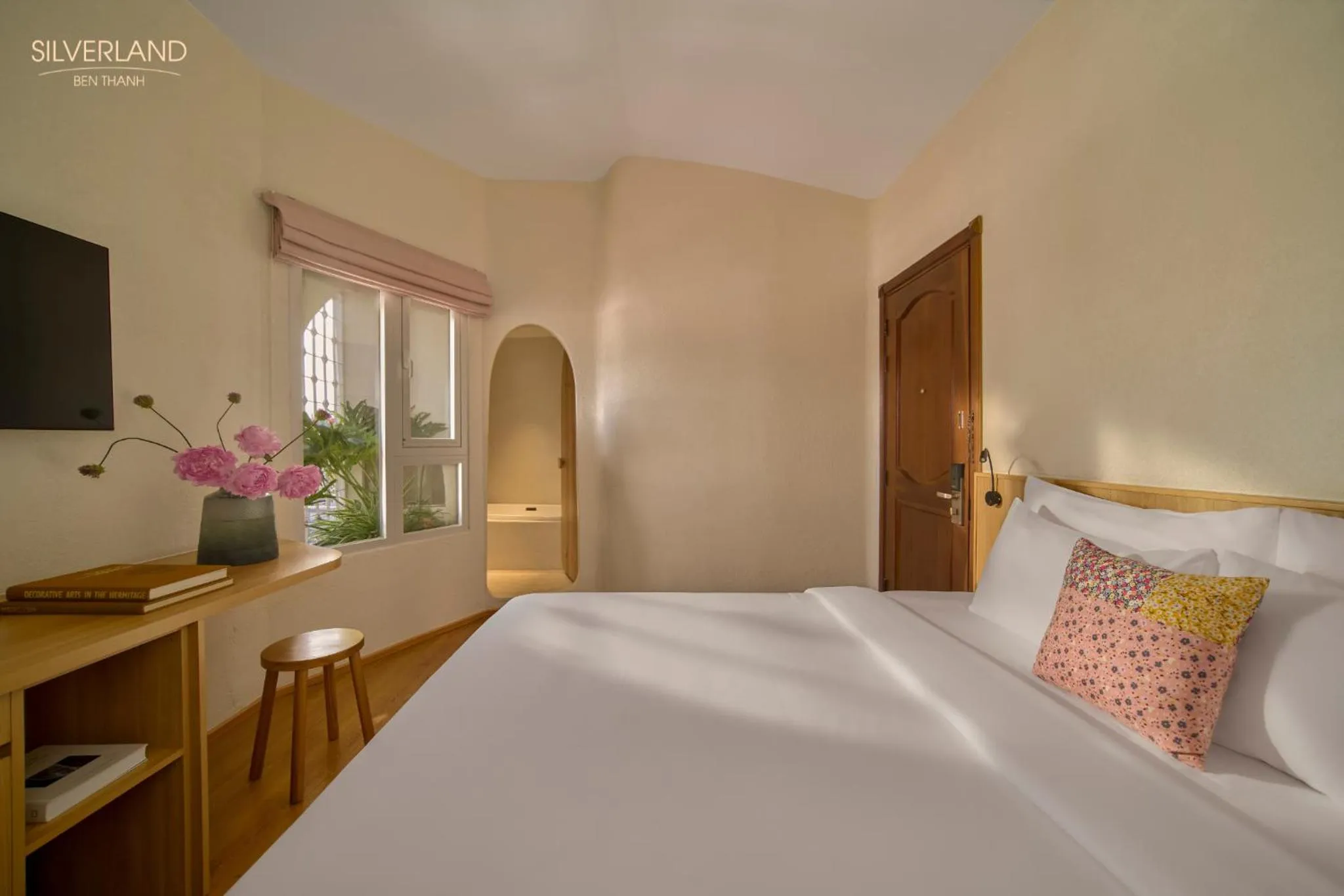 Photo of the whole room, Bed in Silverland Bến Thành