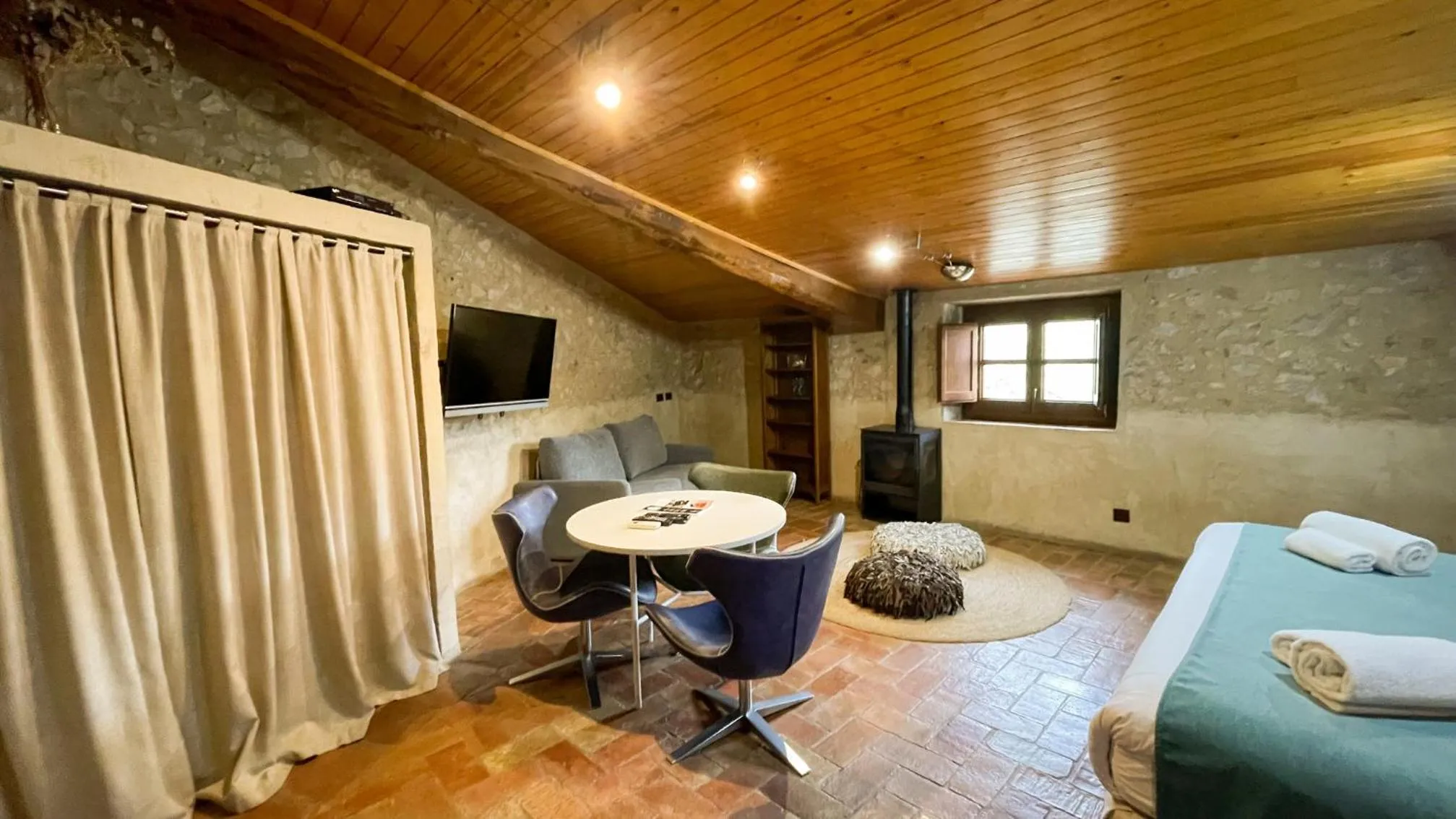 fireplace, Bed in Hotel Molí de l'Escala