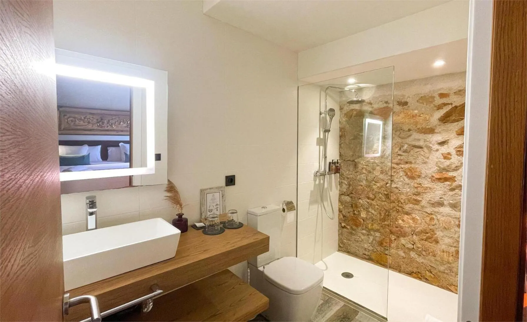 Shower in Hotel Molí de l'Escala