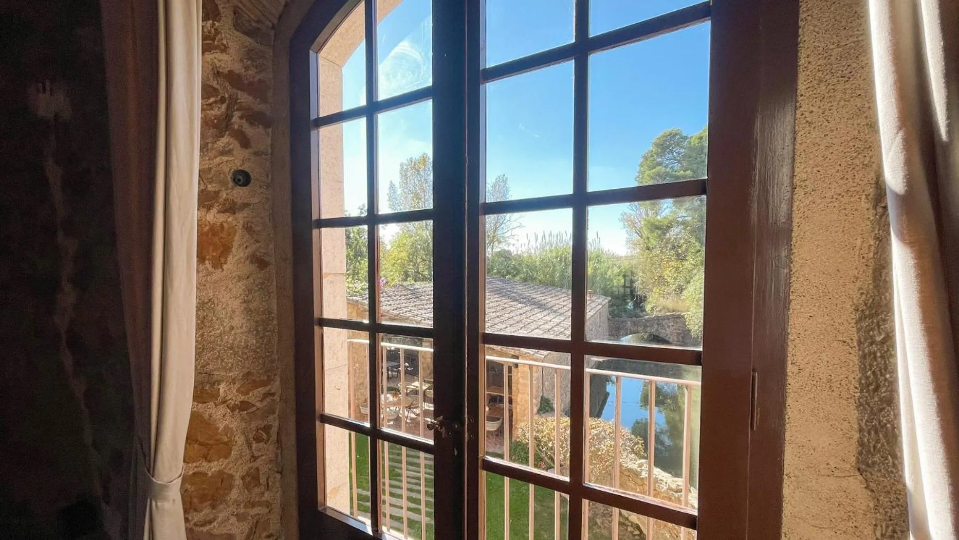 Photo of the whole room in Hotel Molí de l'Escala