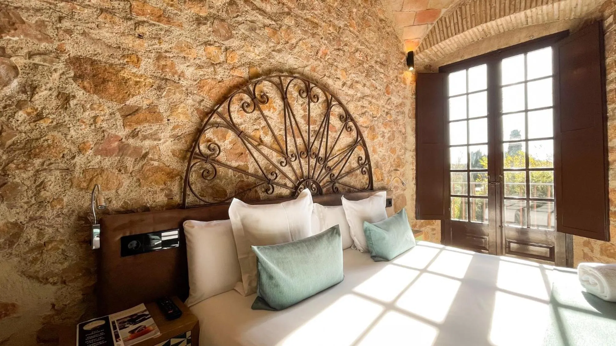 Photo of the whole room, Bed in Hotel Molí de l'Escala