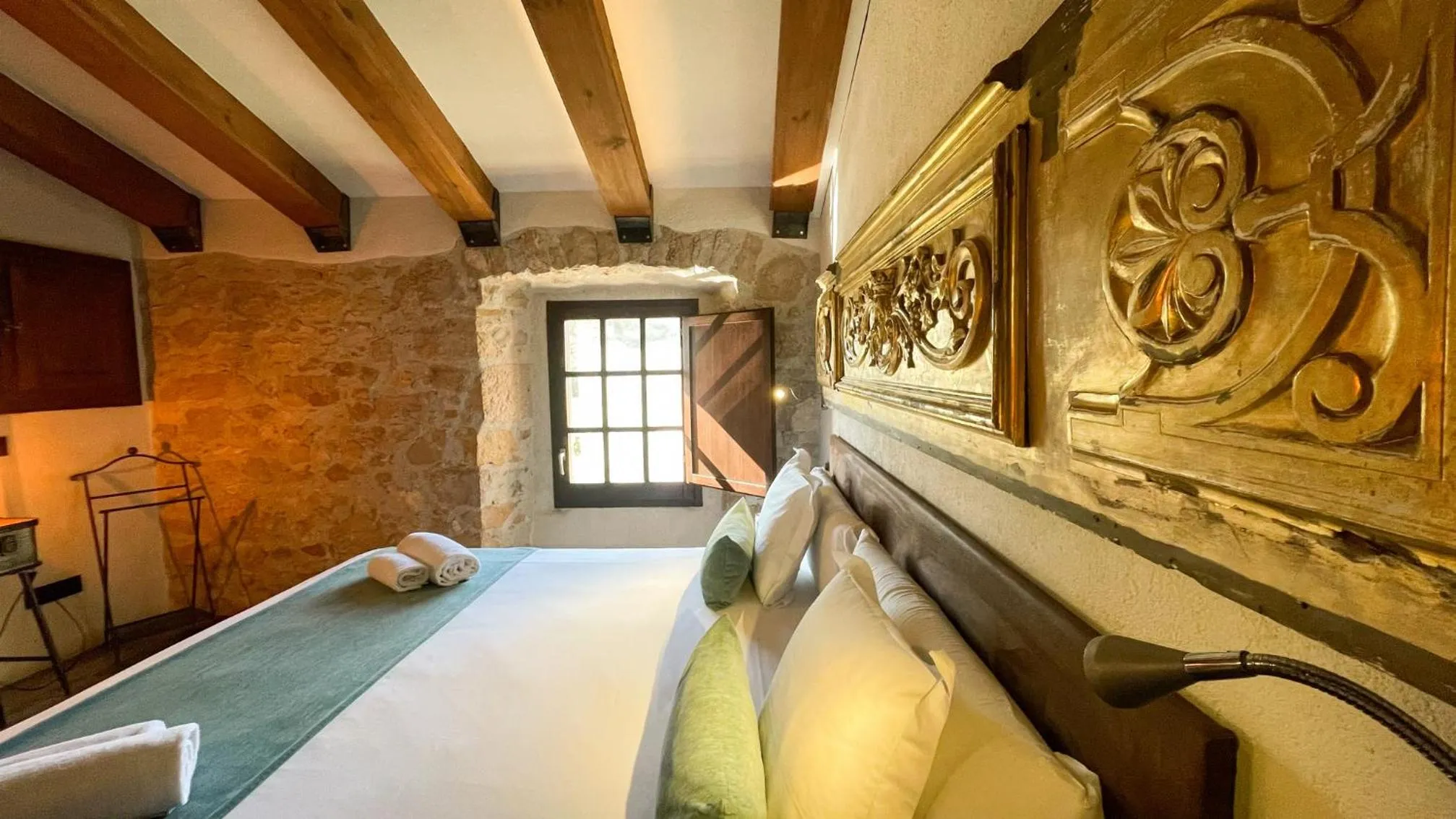 Photo of the whole room, Bed in Hotel Molí de l'Escala