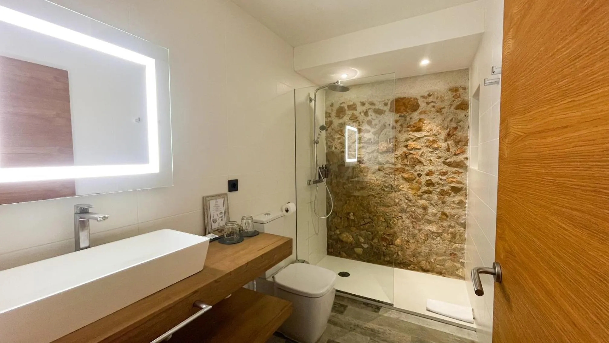 Shower in Hotel Molí de l'Escala