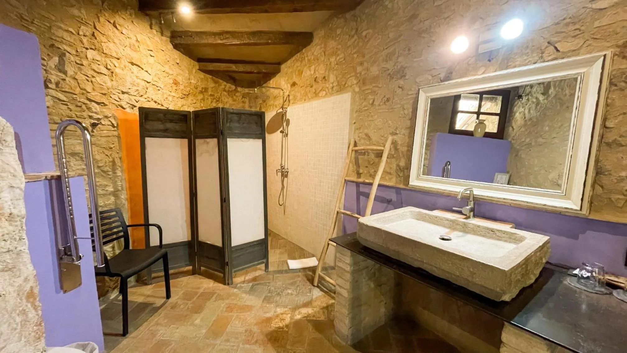 Shower in Hotel Molí de l'Escala