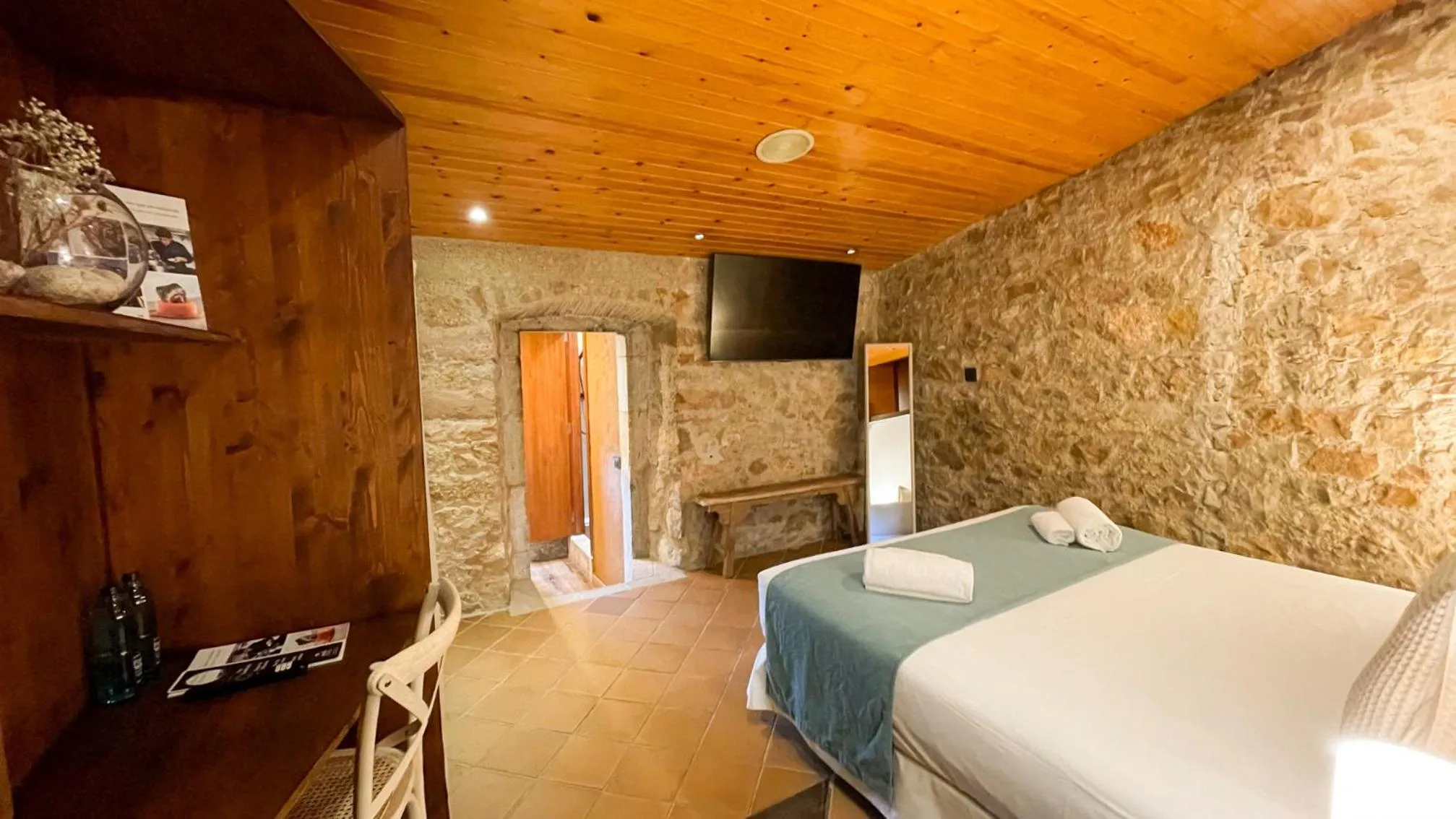 Photo of the whole room, Bed in Hotel Molí de l'Escala