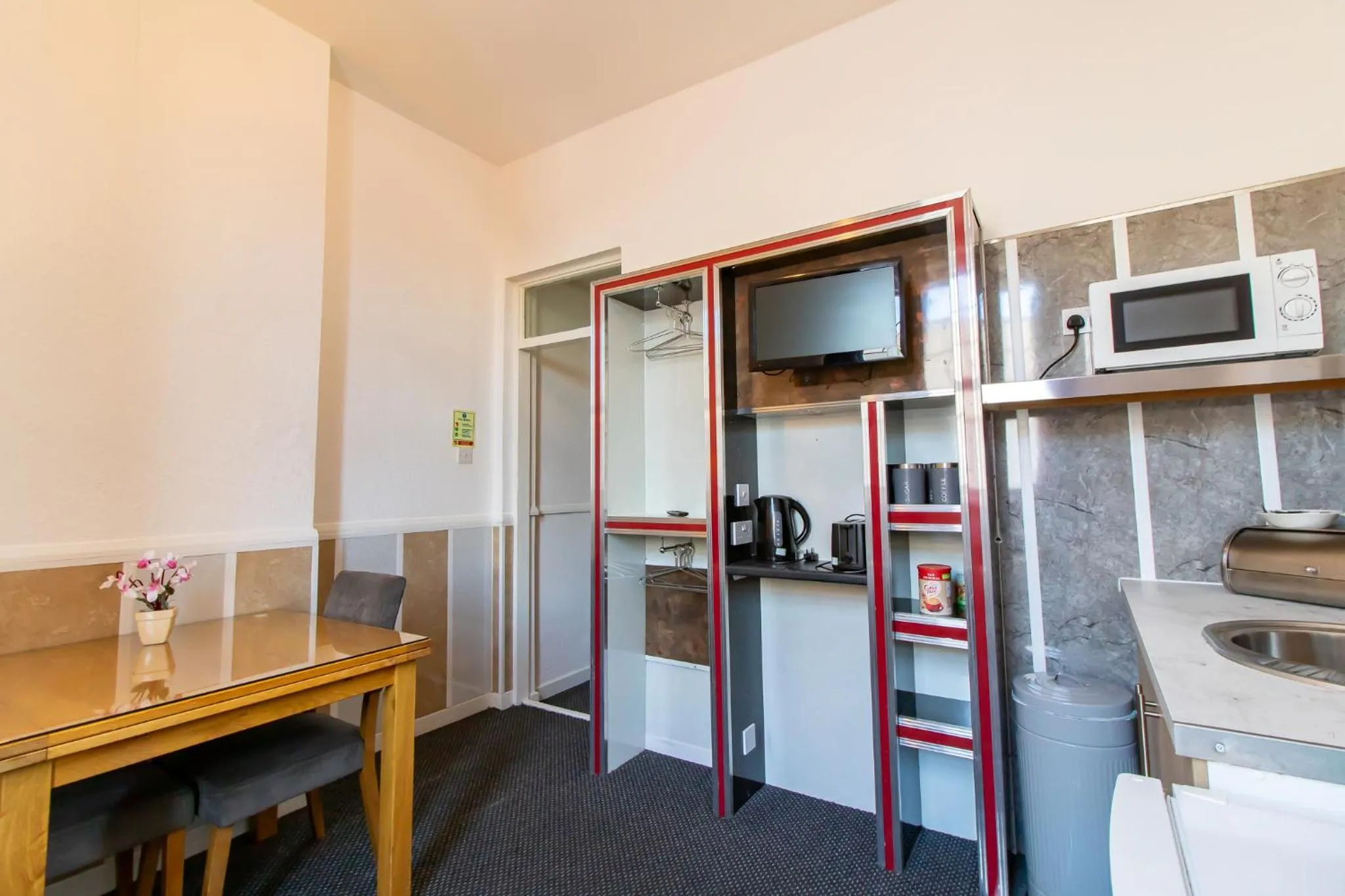 Kitchen or kitchenette in OYO The Bentleys Hotel