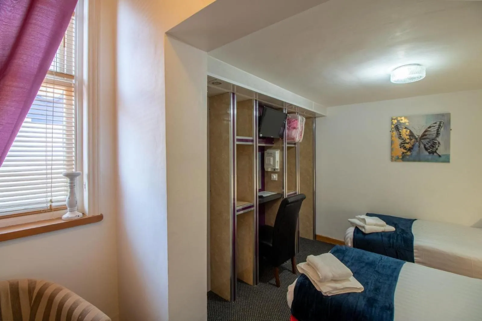 Photo of the whole room, Bed in OYO The Bentleys Hotel