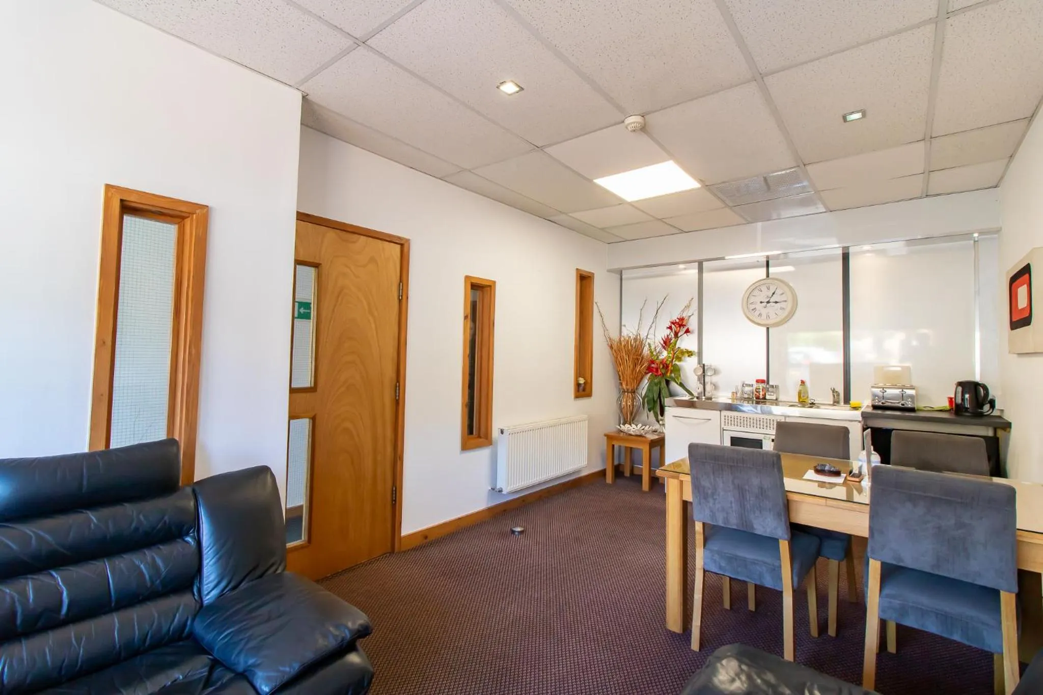 Kitchen or kitchenette in OYO The Bentleys Hotel