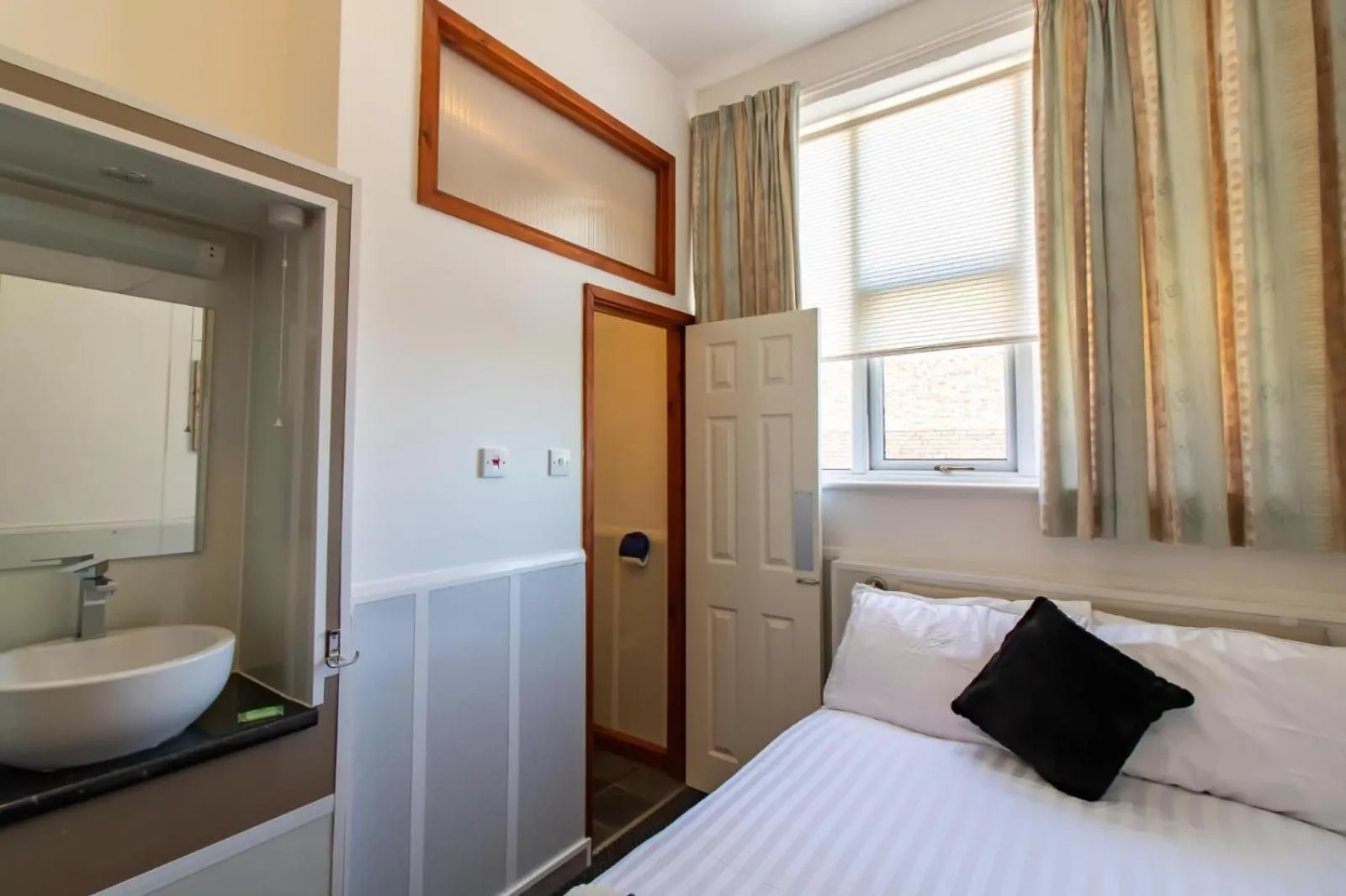 Bedroom, Bed in OYO The Bentleys Hotel