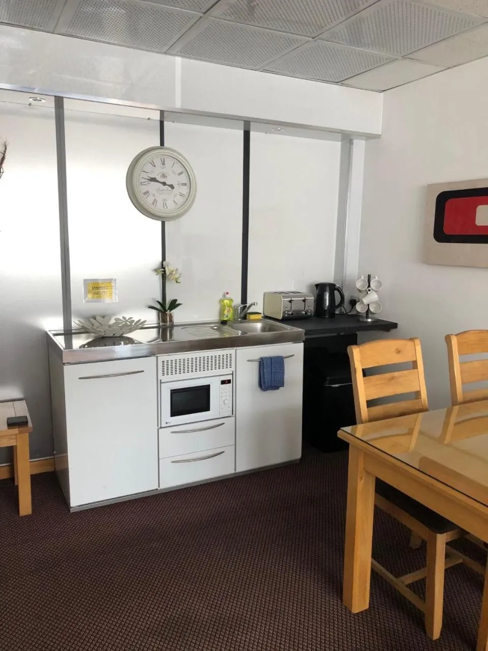 Communal kitchen in OYO The Bentleys Hotel