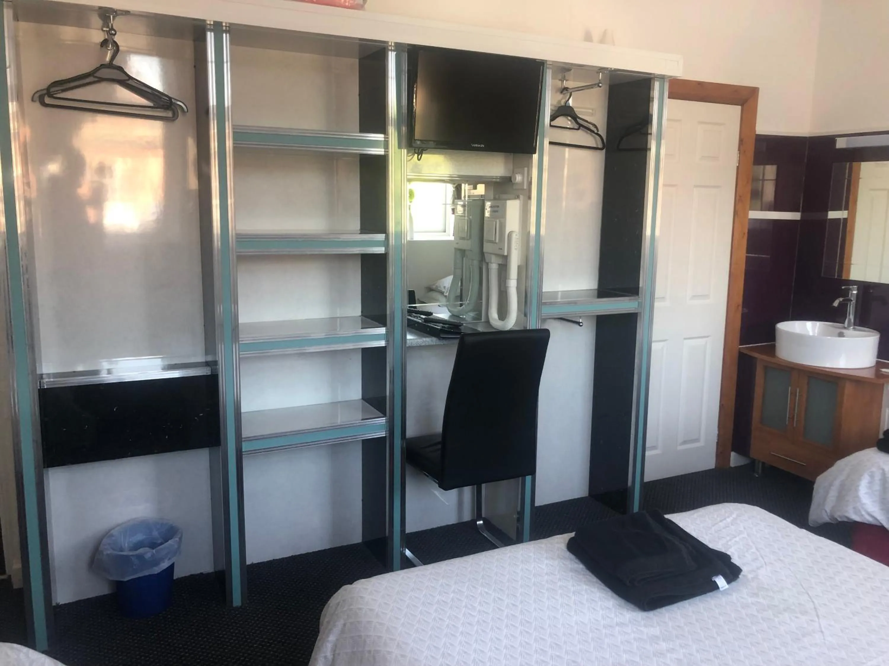 Seating area, Bed in OYO The Bentleys Hotel