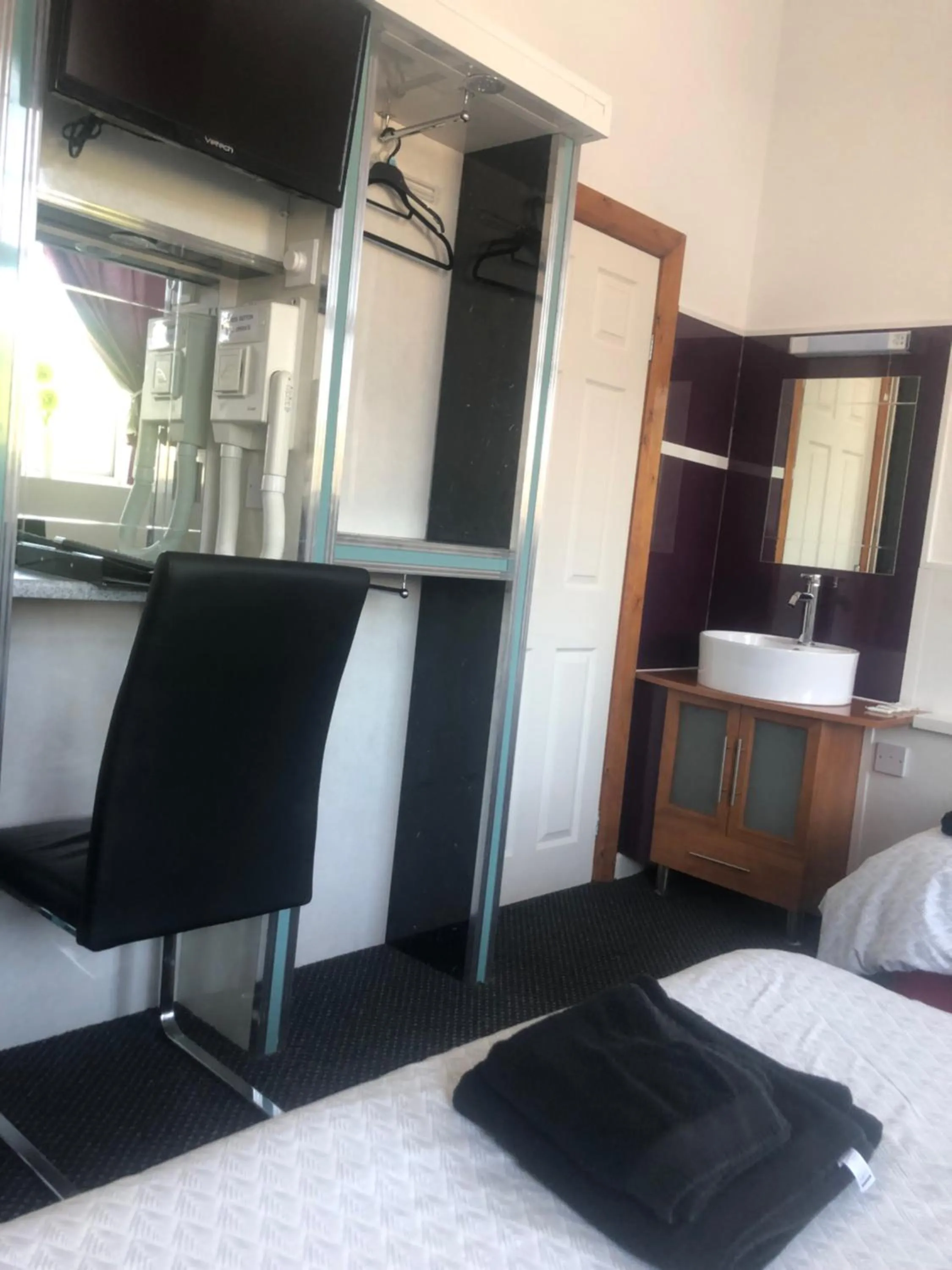 Seating area, Bed in OYO The Bentleys Hotel