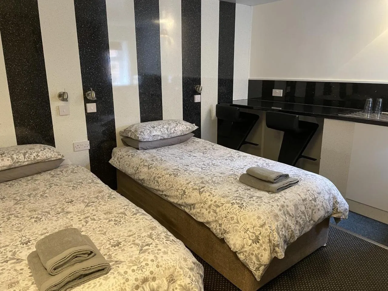 Photo of the whole room, Bed in OYO The Bentleys Hotel