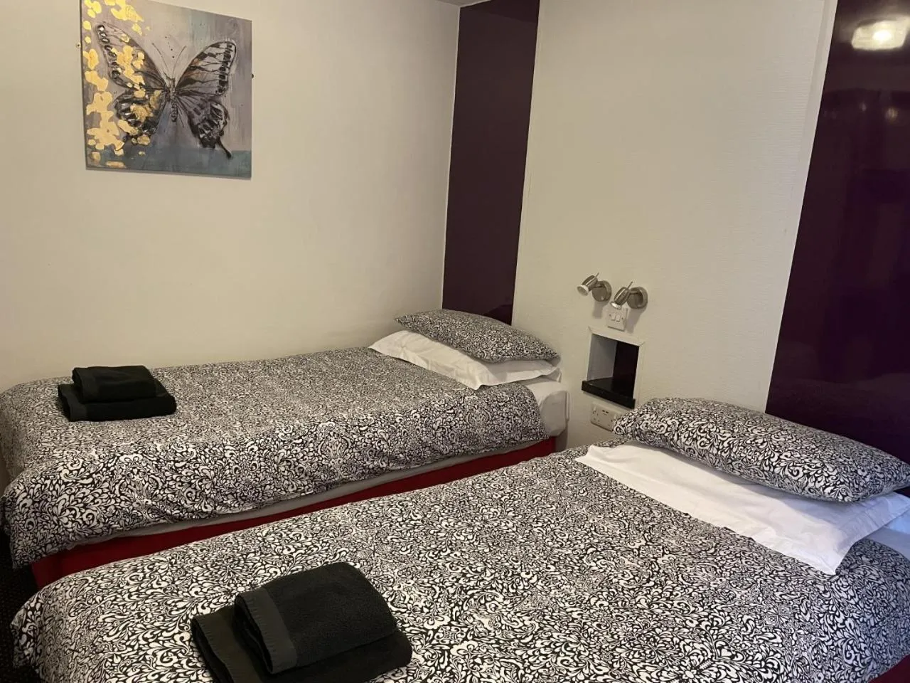 Photo of the whole room, Bed in OYO The Bentleys Hotel