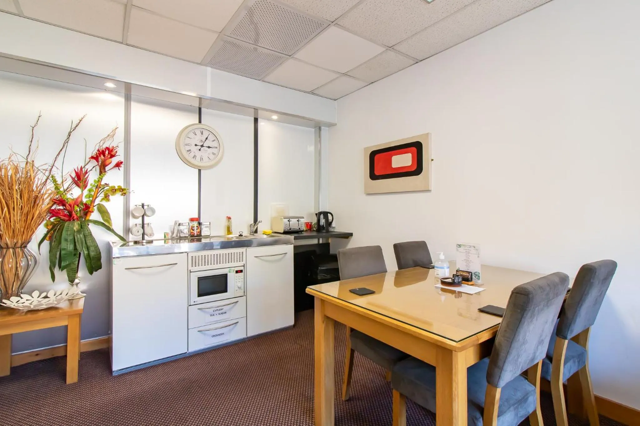 Kitchen or kitchenette in OYO The Bentleys Hotel