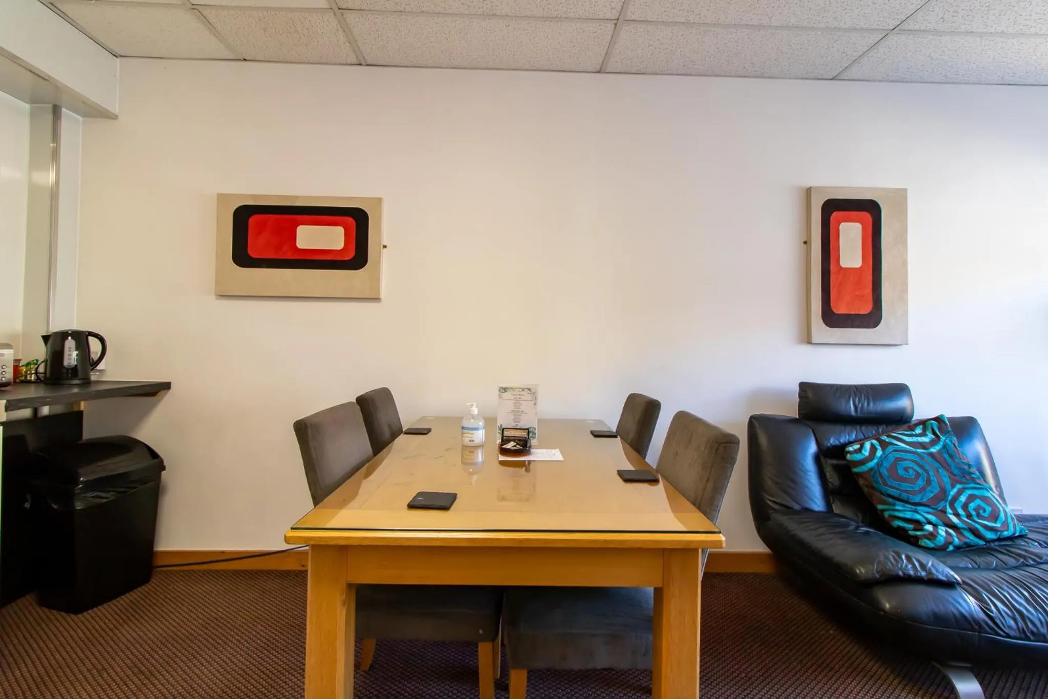 Dining area in OYO The Bentleys Hotel